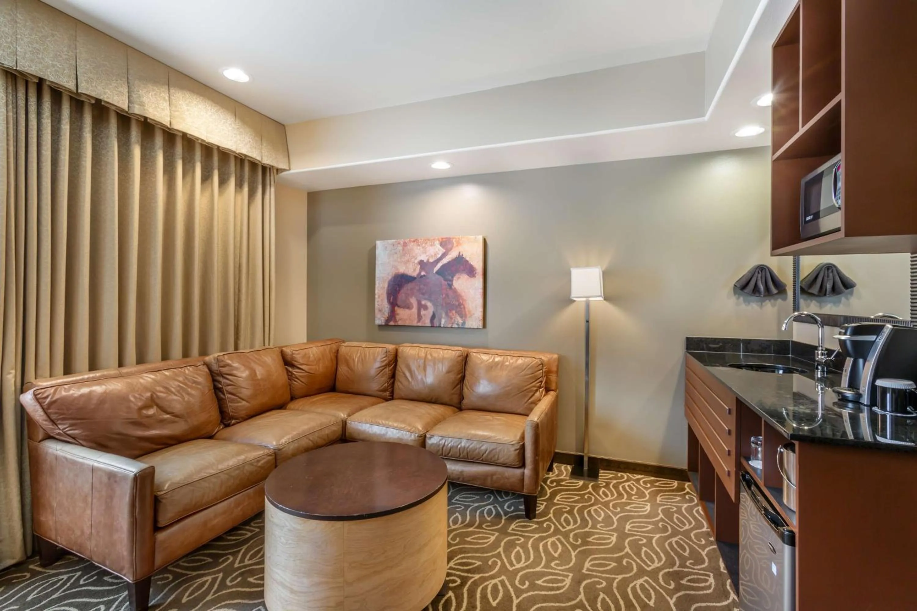 Bedroom in Best Western Premier Ivy Inn & Suites