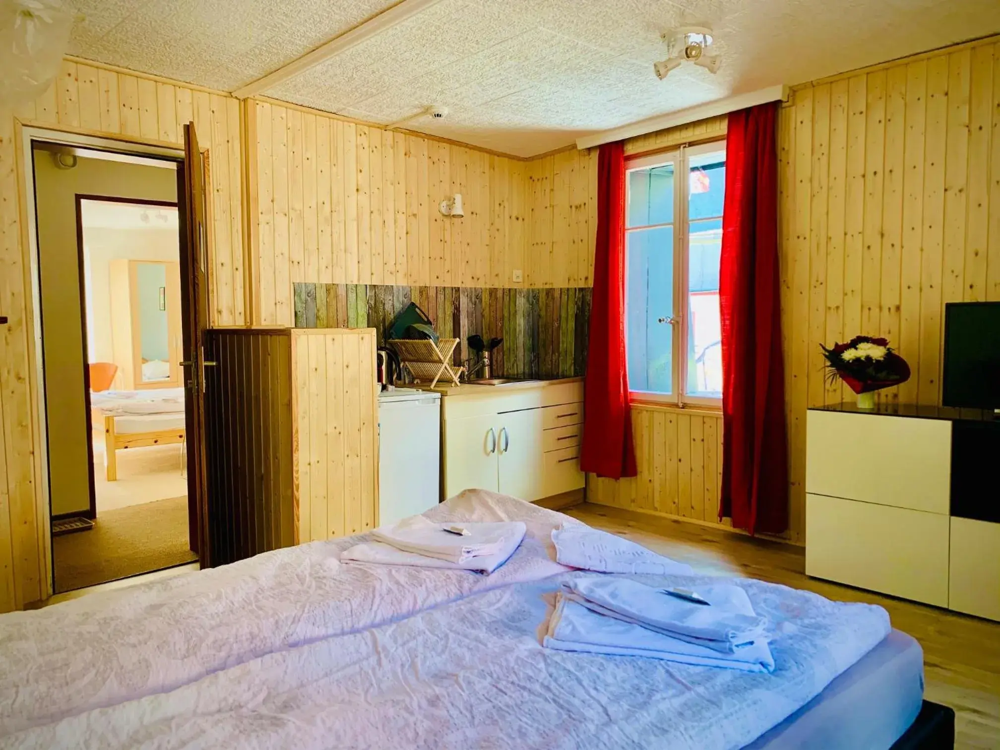 Queen Room with Shared Bathroom in Weisses Rössli Queen Room with Shared Bathroom in Weisses Rössli