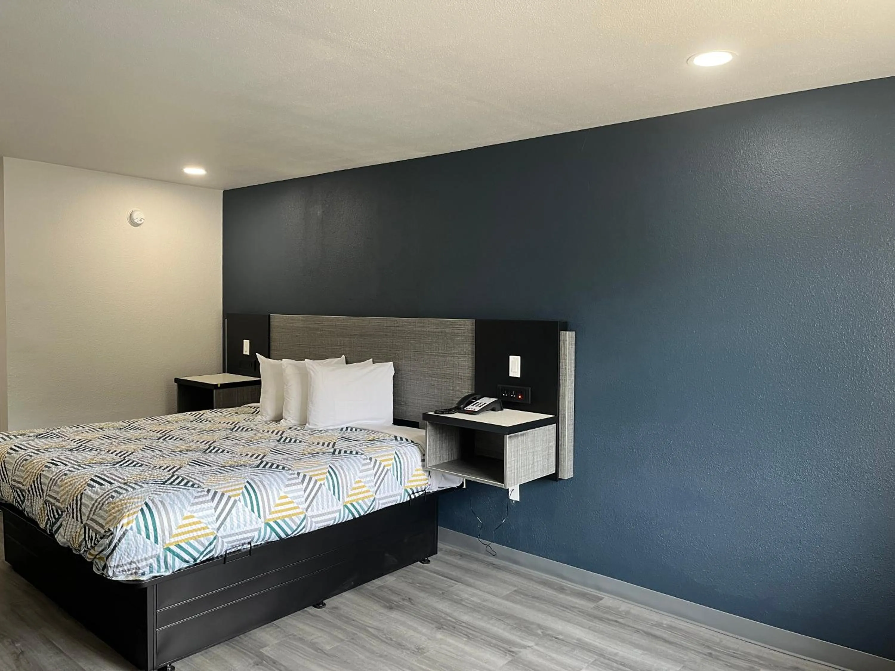 Bedroom, Bed in Motel 6 Vicksburg, MS