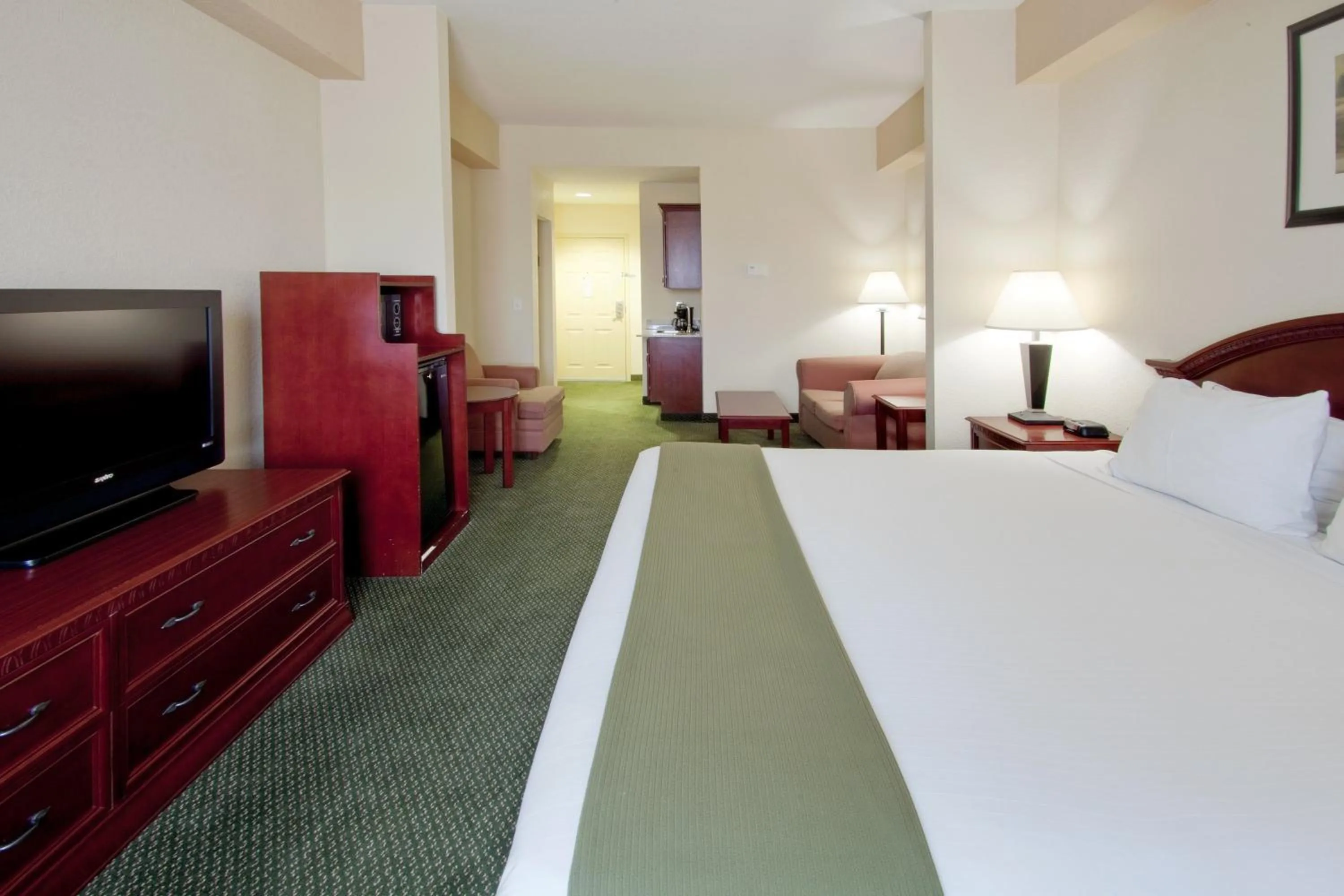Photo of the whole room, Bed in Holiday Inn Express West Palm Beach Metrocentre by IHG