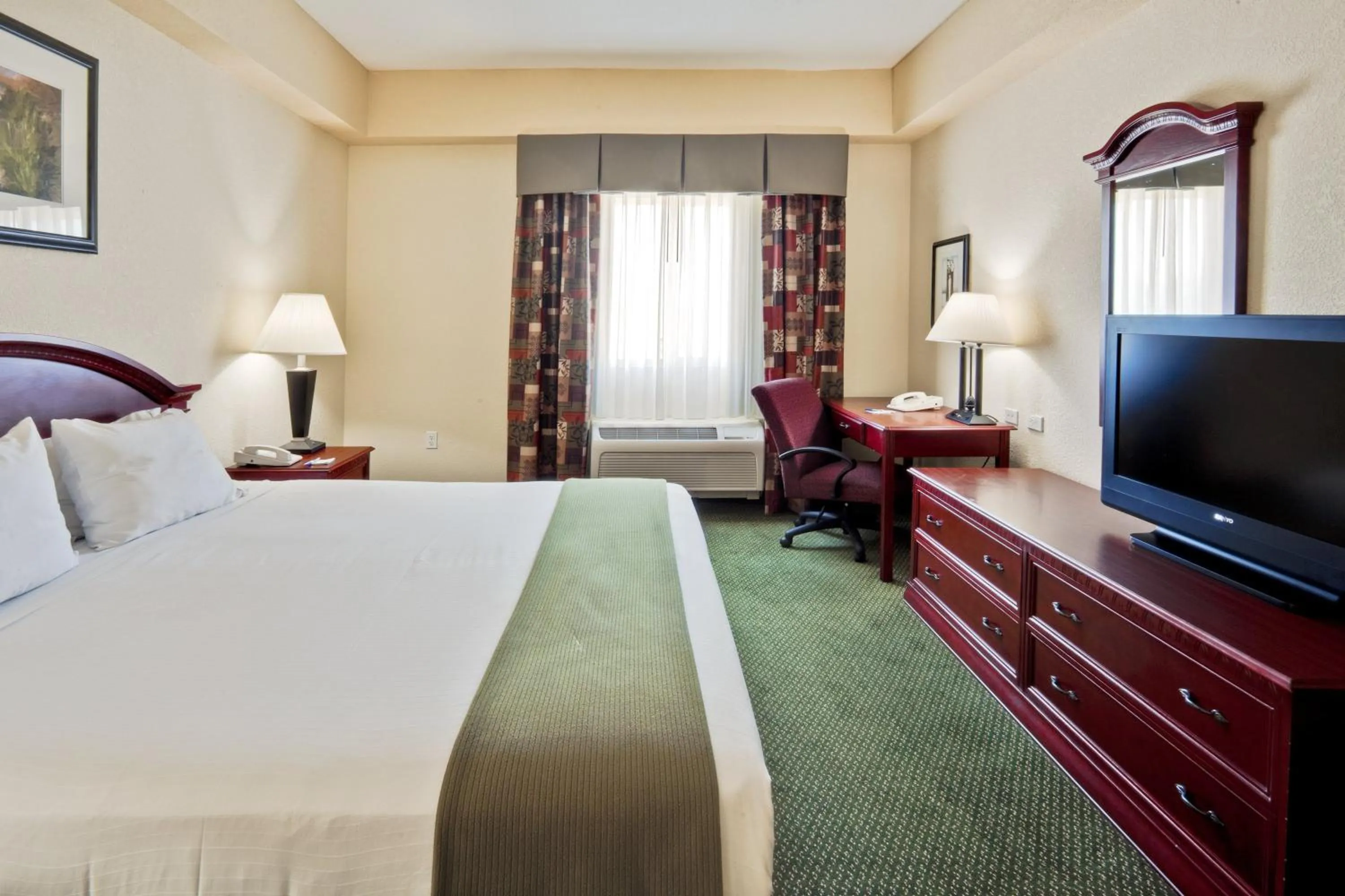 Photo of the whole room, Bed in Holiday Inn Express West Palm Beach Metrocentre by IHG