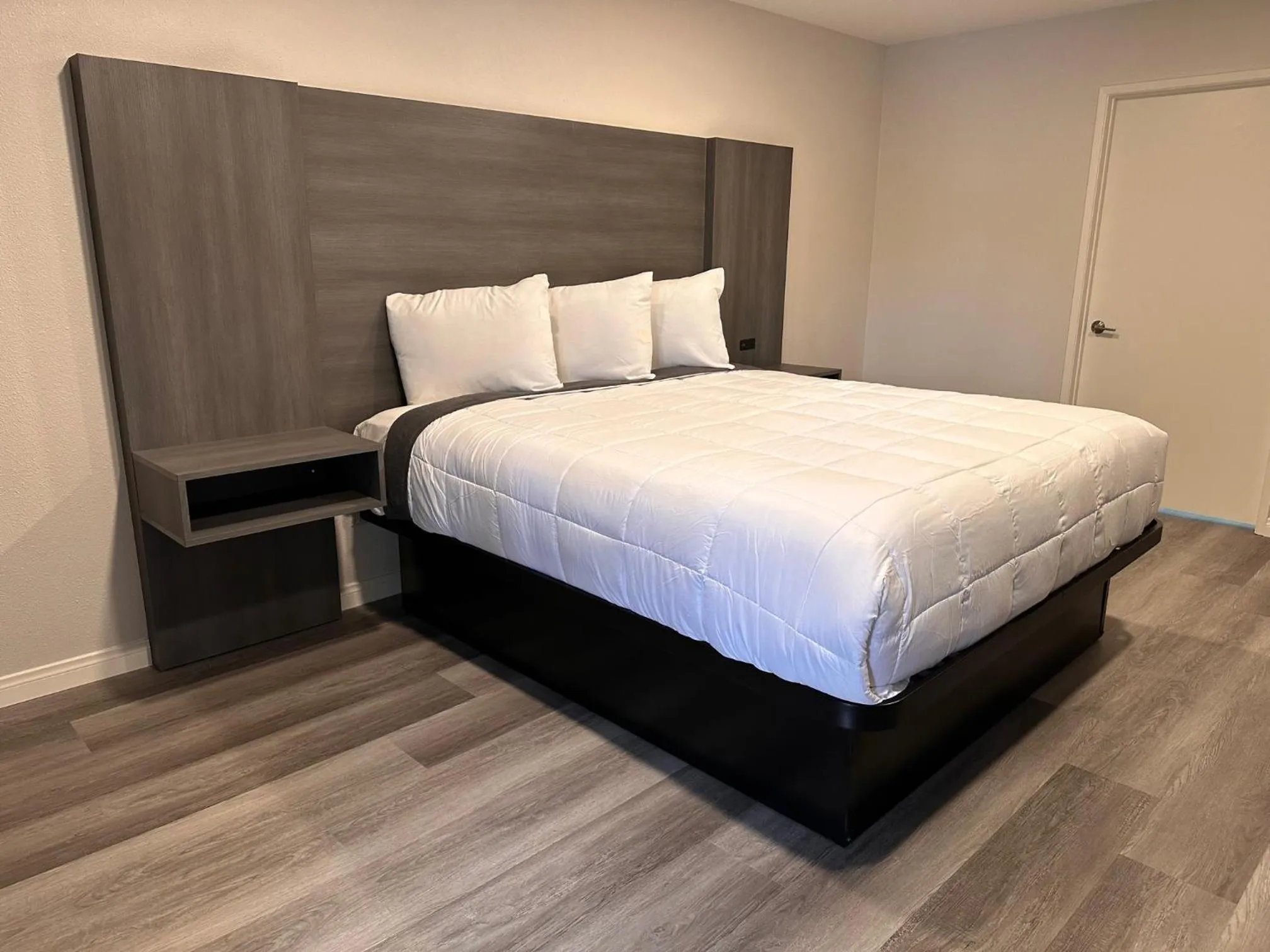 Bedroom, Bed in Five Star Inn