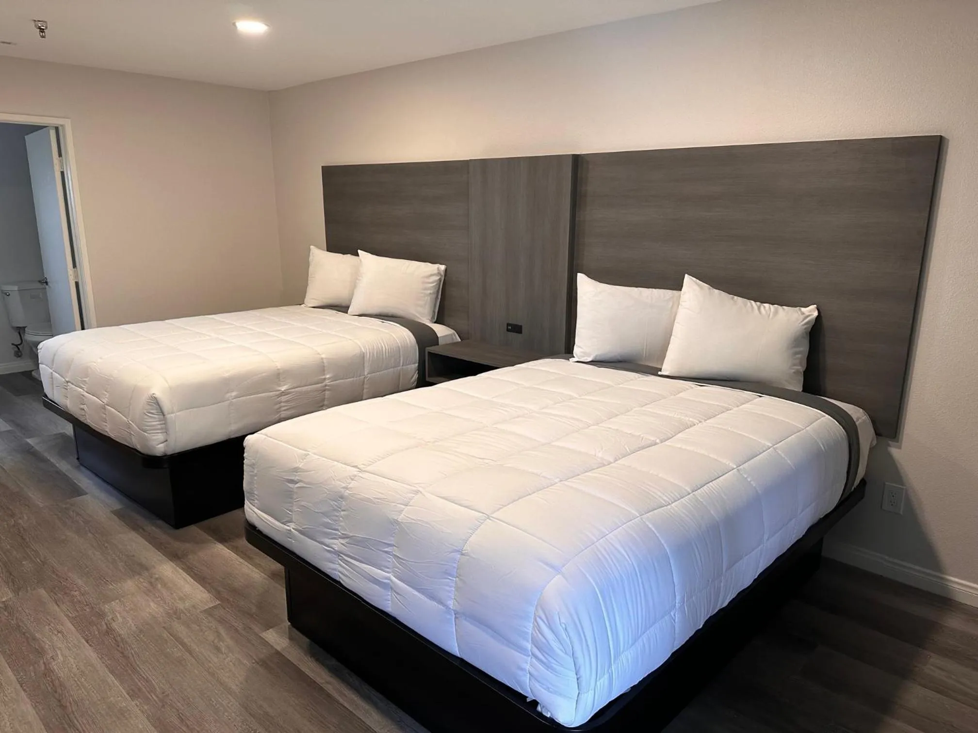 Bedroom, Bed in Five Star Inn