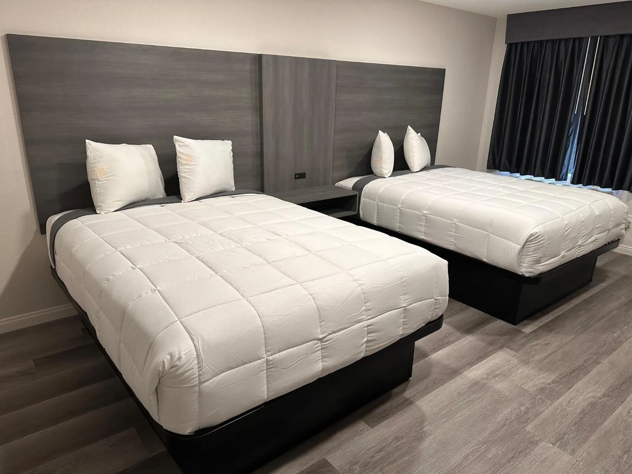 Bedroom, Bed in Five Star Inn