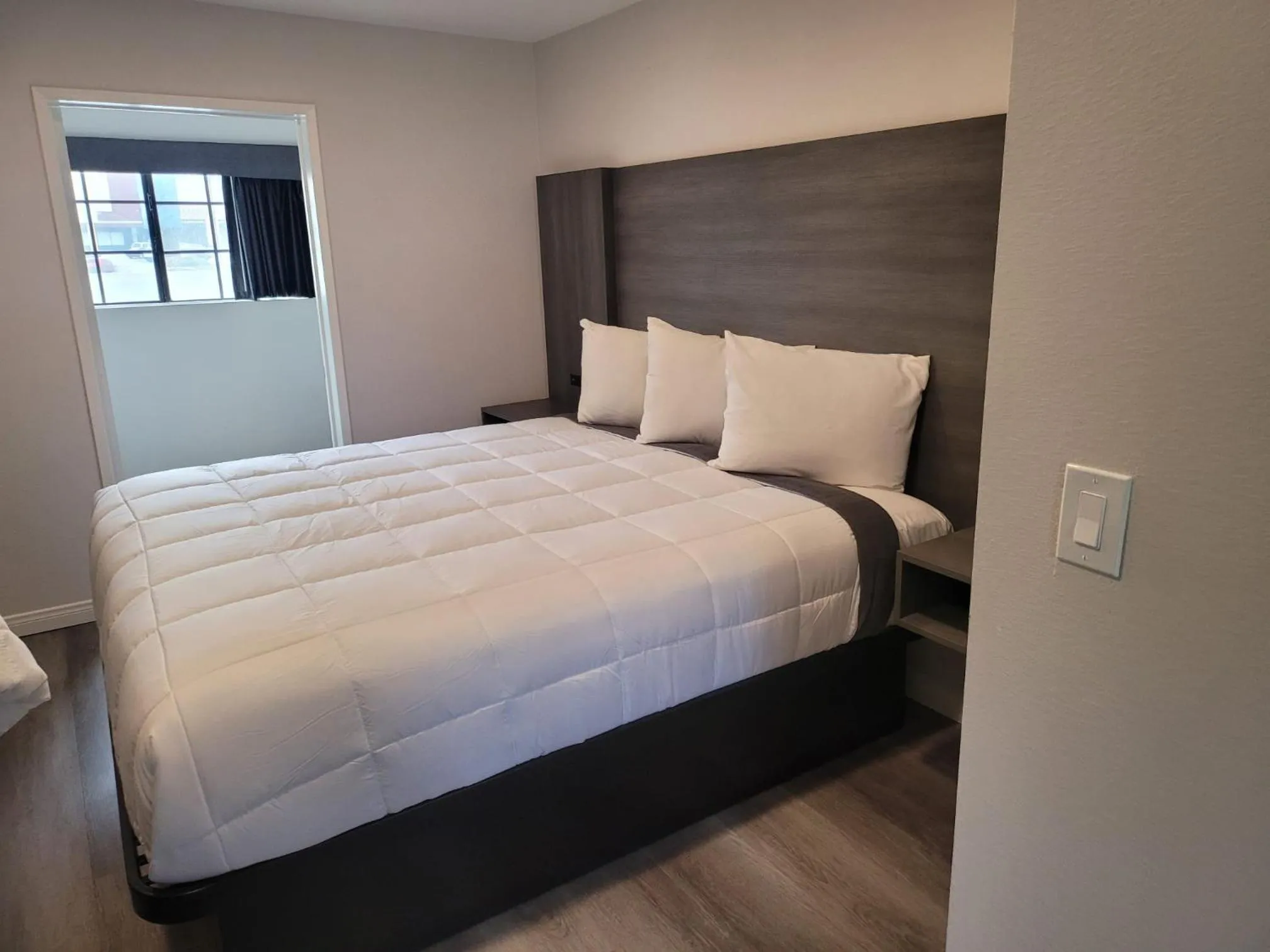 Bedroom, Bed in Five Star Inn