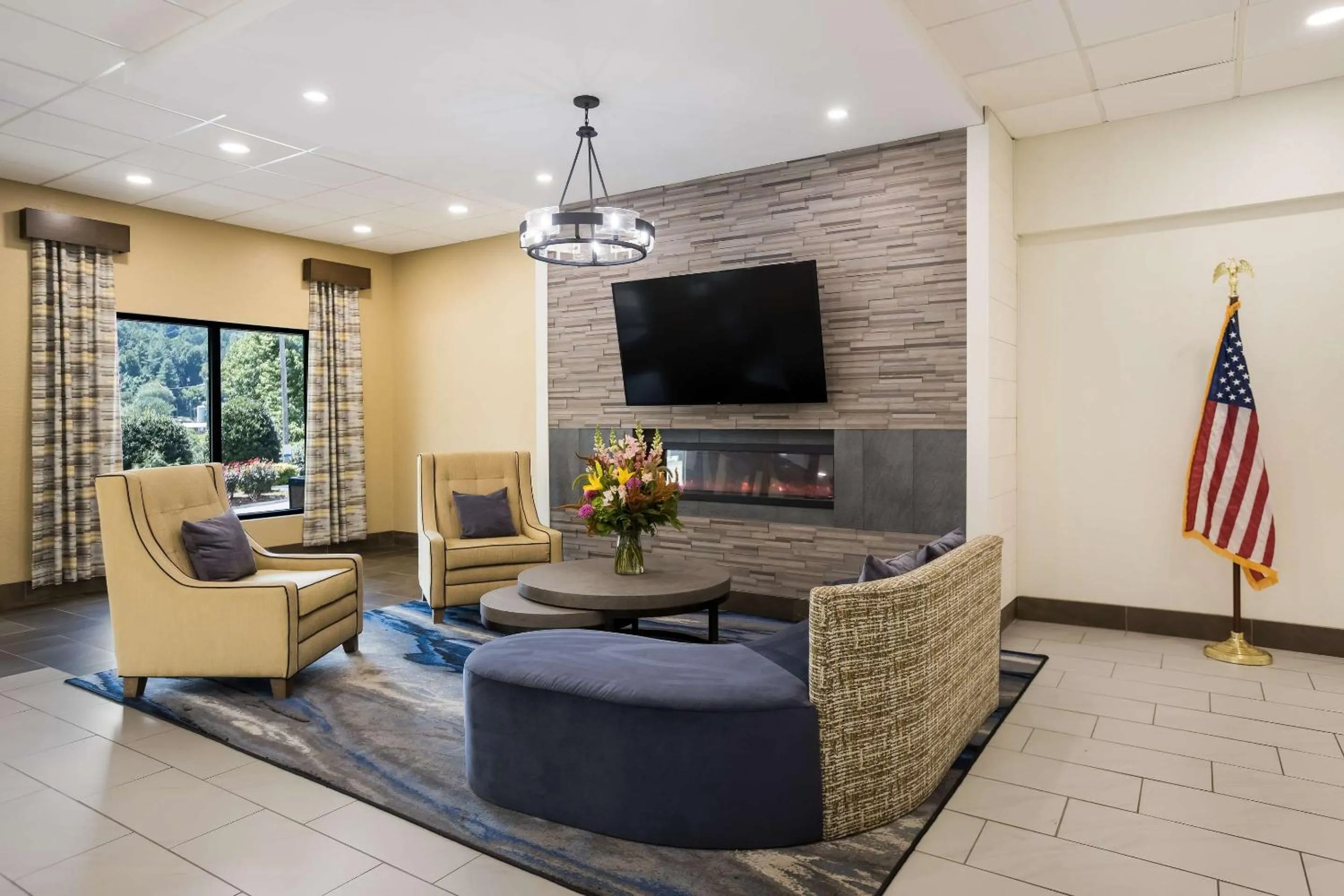 Lobby or reception in Clarion Pointe Sylva near Cherokee Area