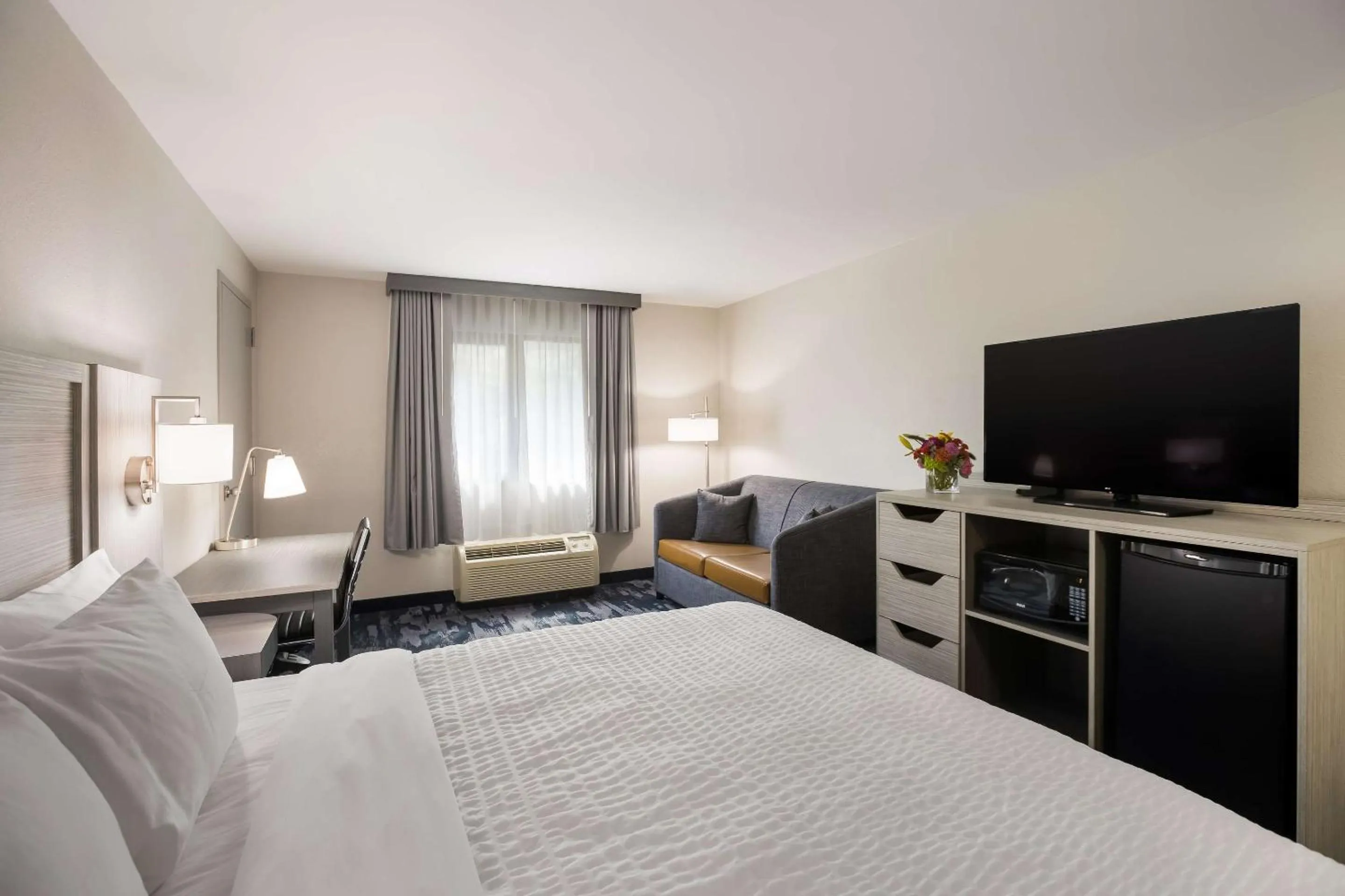 Bedroom, Bed in Clarion Pointe Sylva near Cherokee Area