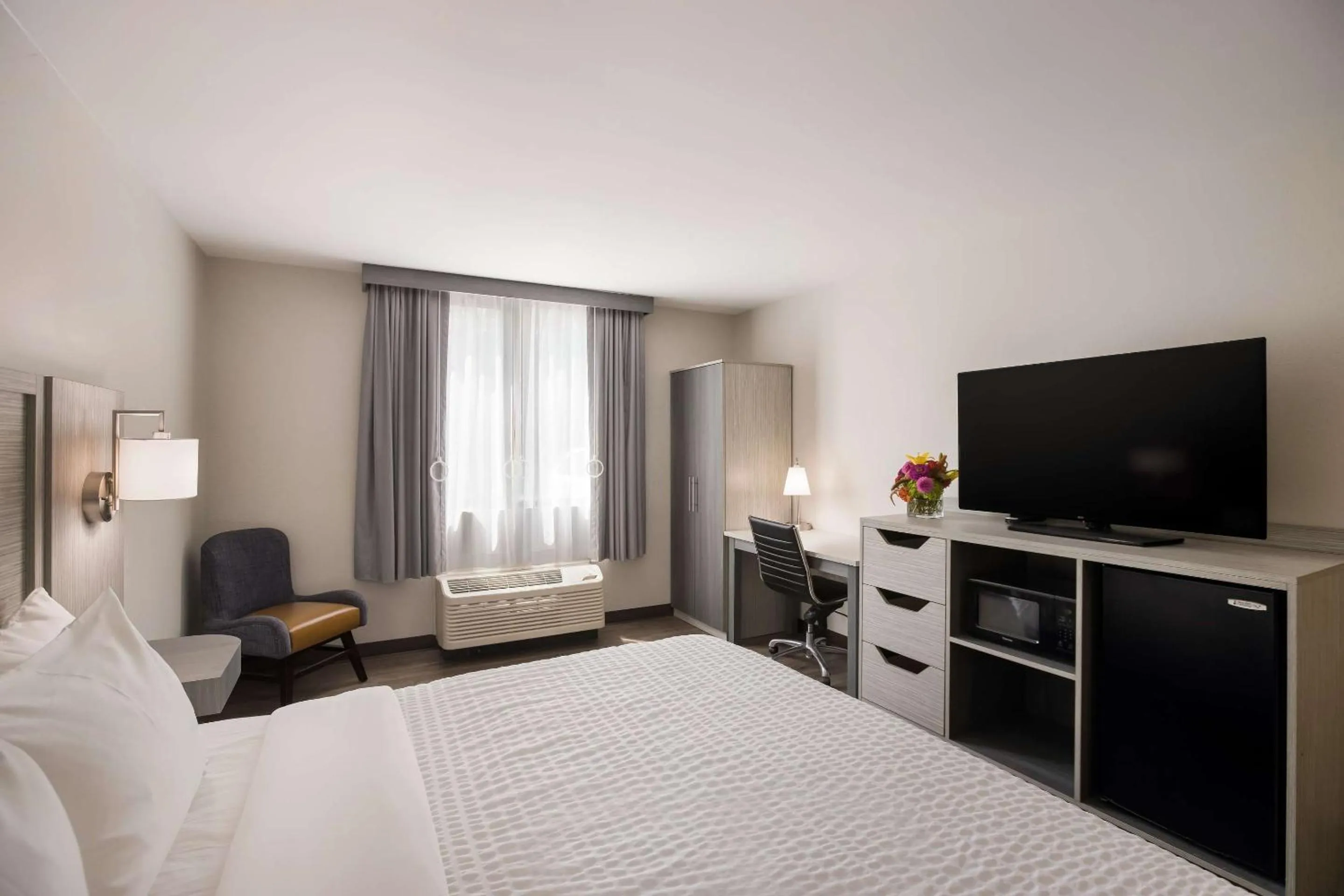 Bedroom, Bed in Clarion Pointe Sylva near Cherokee Area