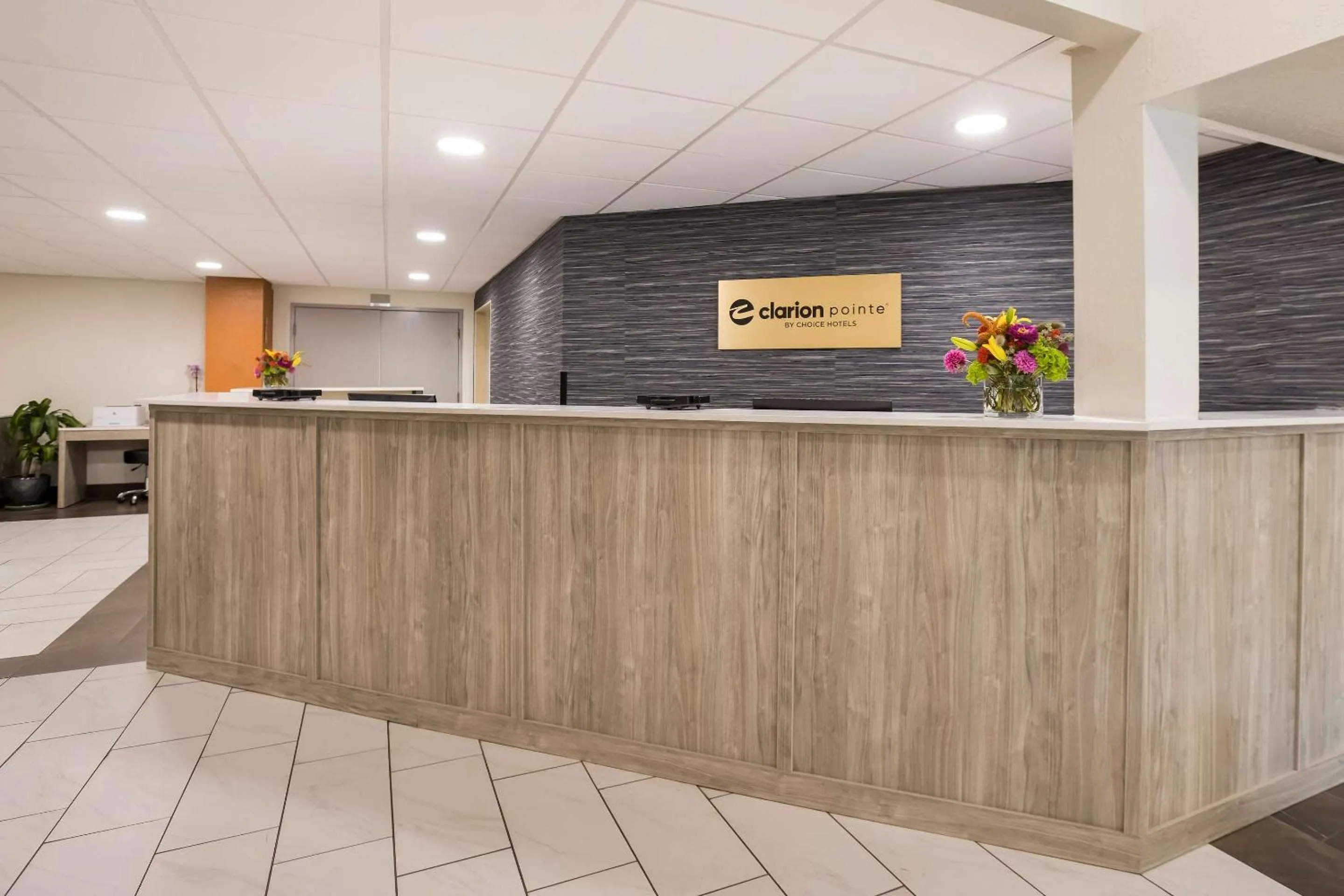 Lobby or reception in Clarion Pointe Sylva near Cherokee Area