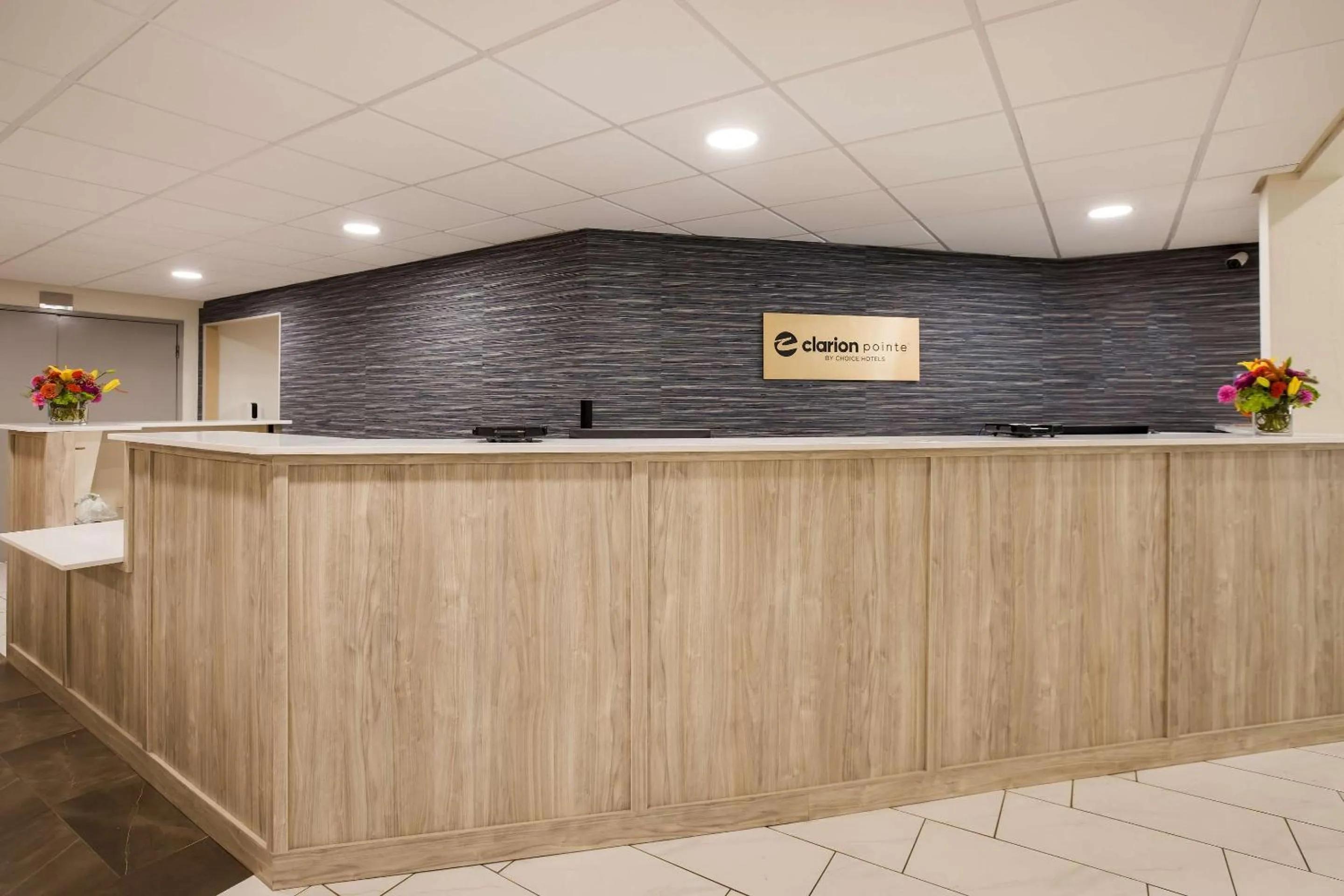 Lobby or reception in Clarion Pointe Sylva near Cherokee Area