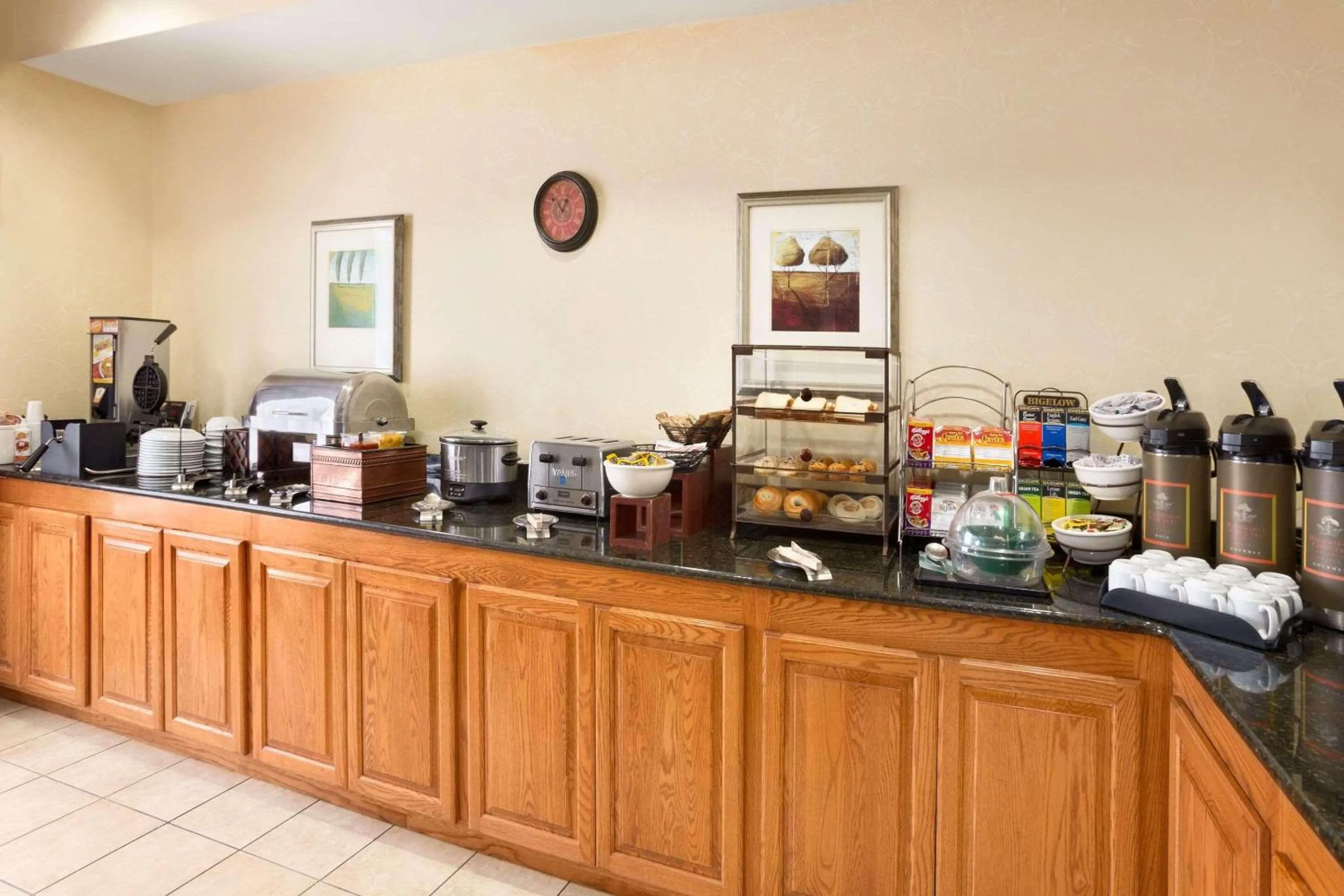 Breakfast in Country Inn & Suites by Radisson, Albany, GA