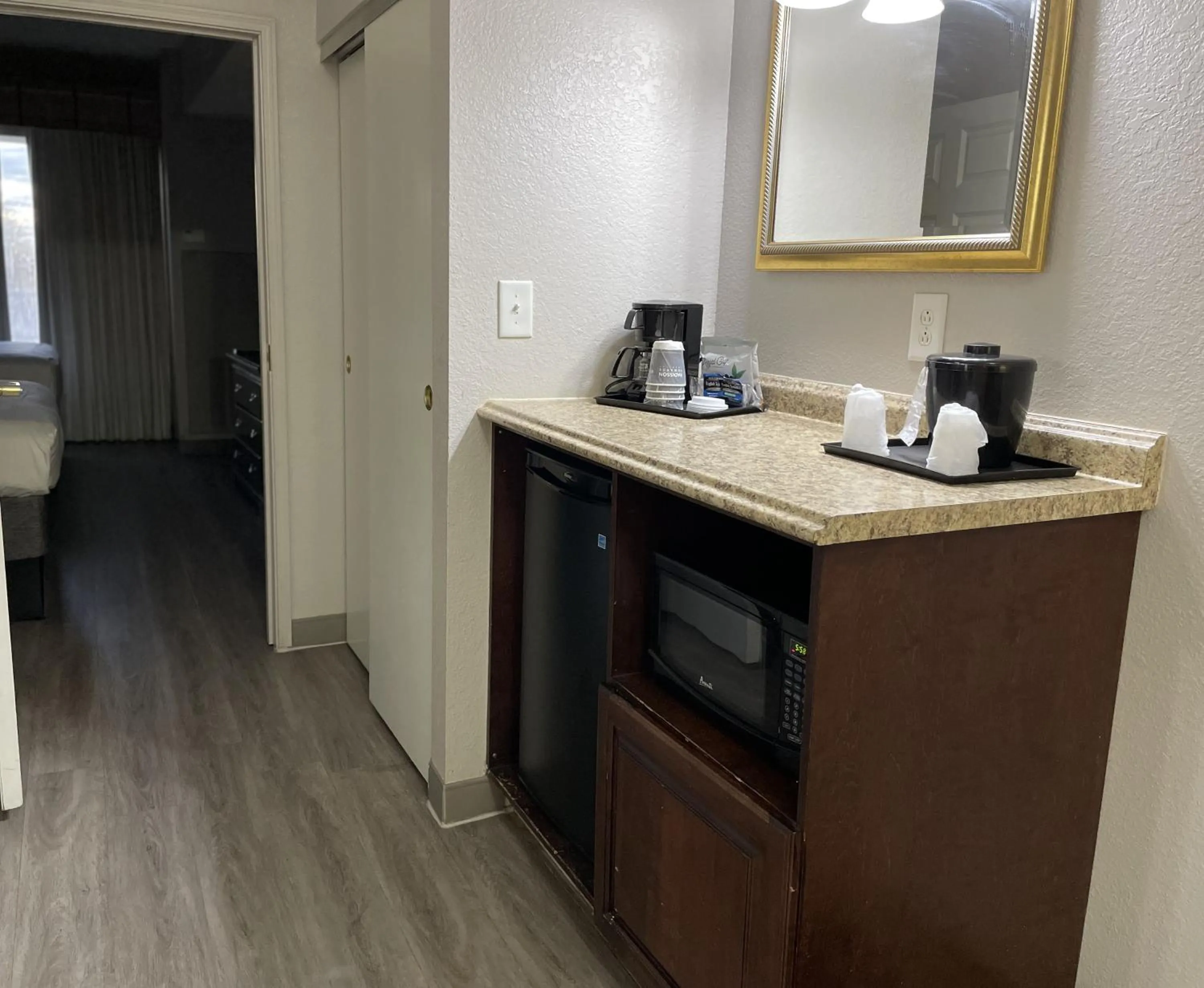 Coffee/tea facilities in Country Inn & Suites by Radisson, Albany, GA