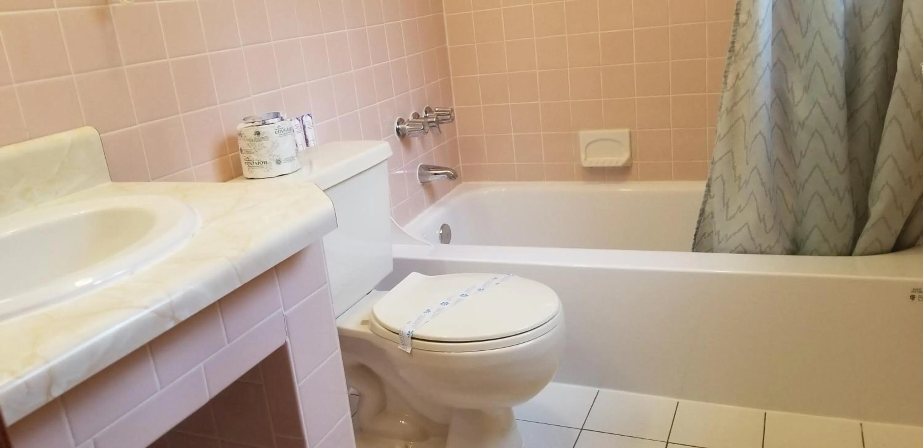 Bathroom in Red Ranch Inn
