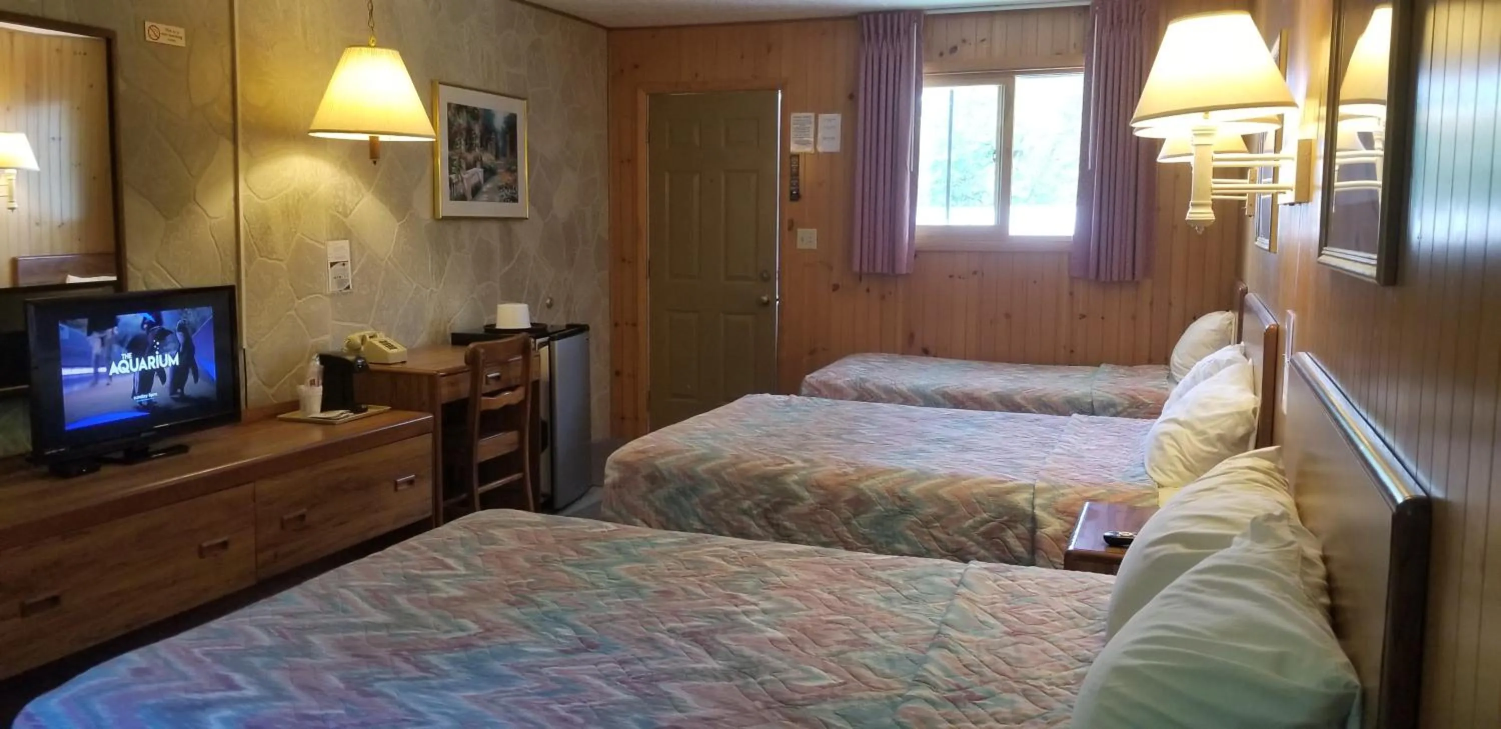 Photo of the whole room, Bed in Red Ranch Inn