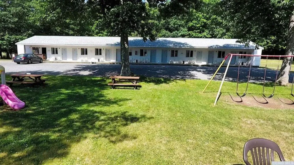 Children play ground in Red Ranch Inn