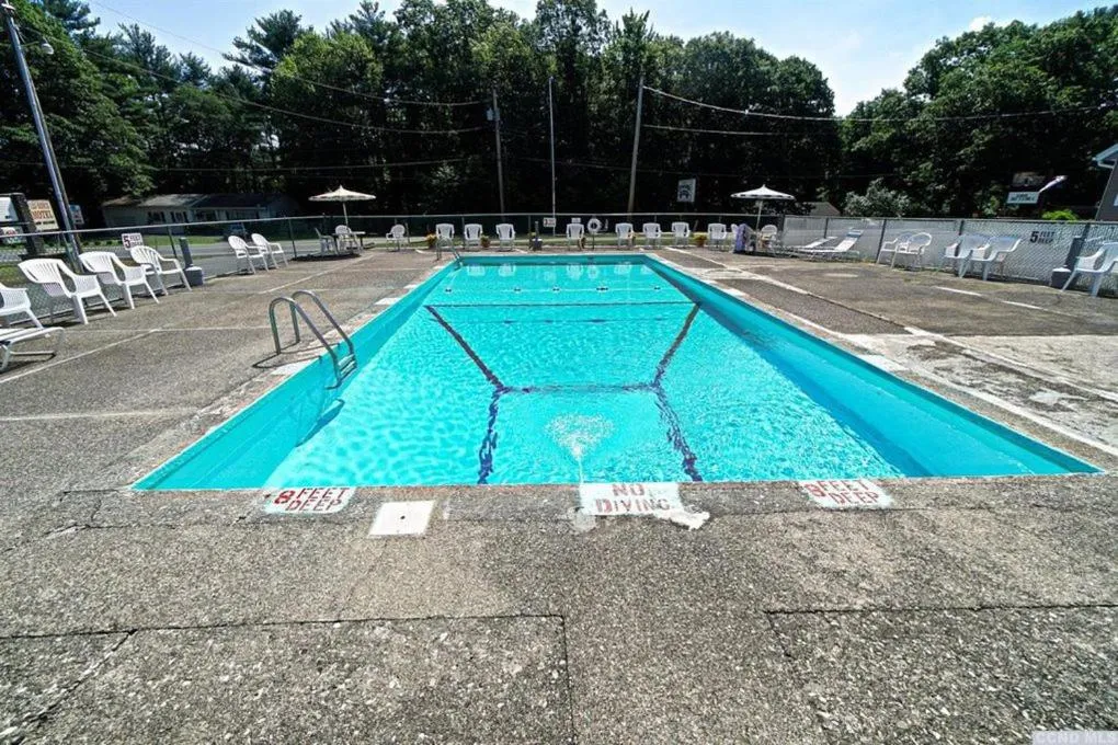 Swimming pool in Red Ranch Inn