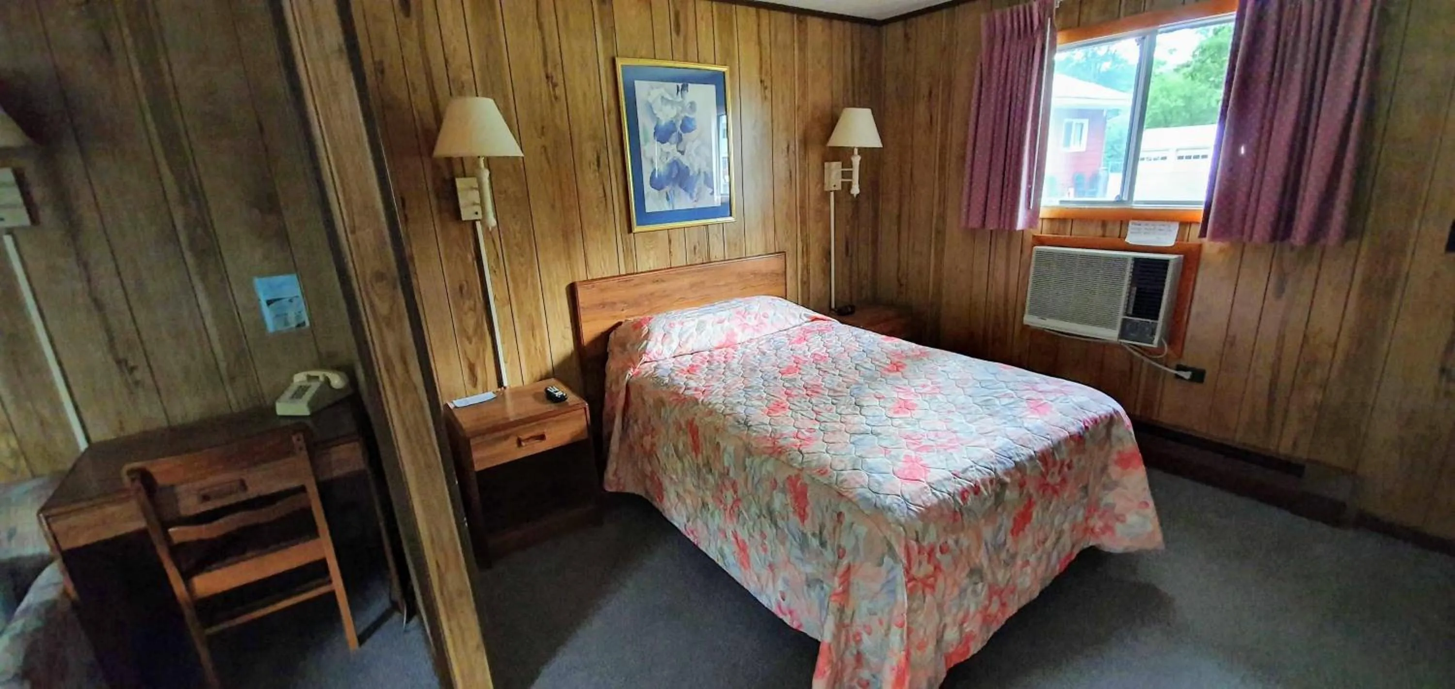 Bedroom, Bed in Red Ranch Inn