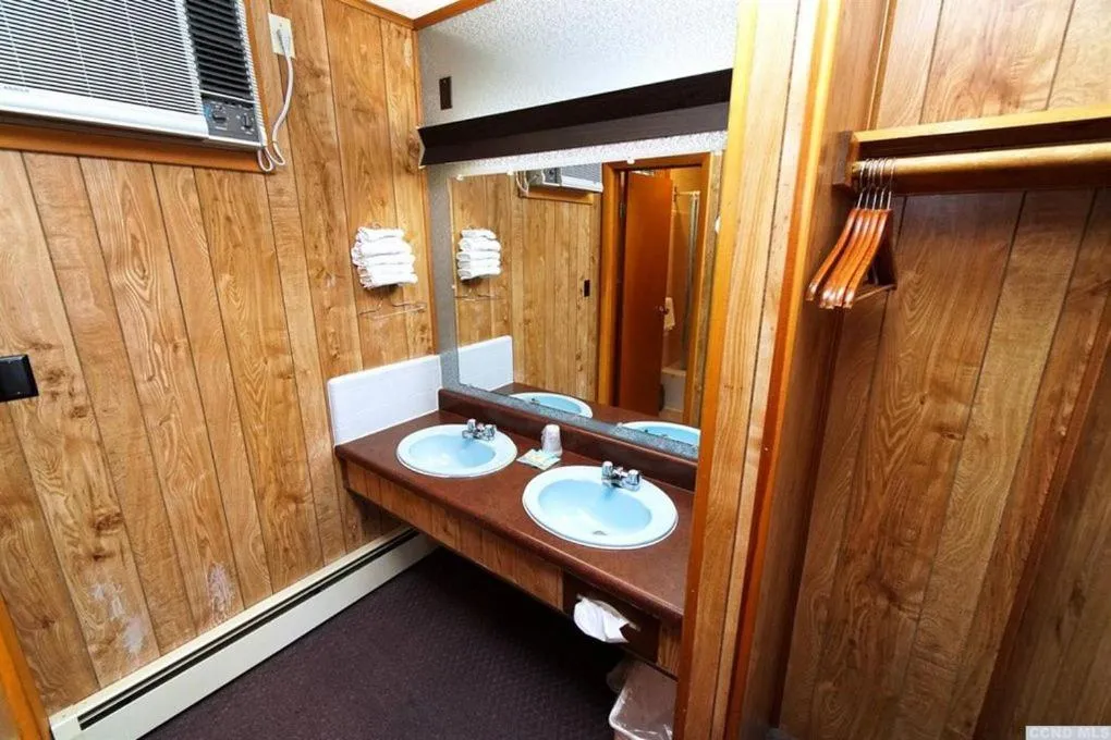 Bathroom in Red Ranch Inn