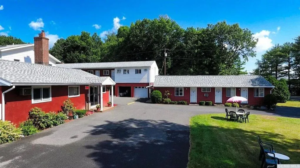 Property building in Red Ranch Inn