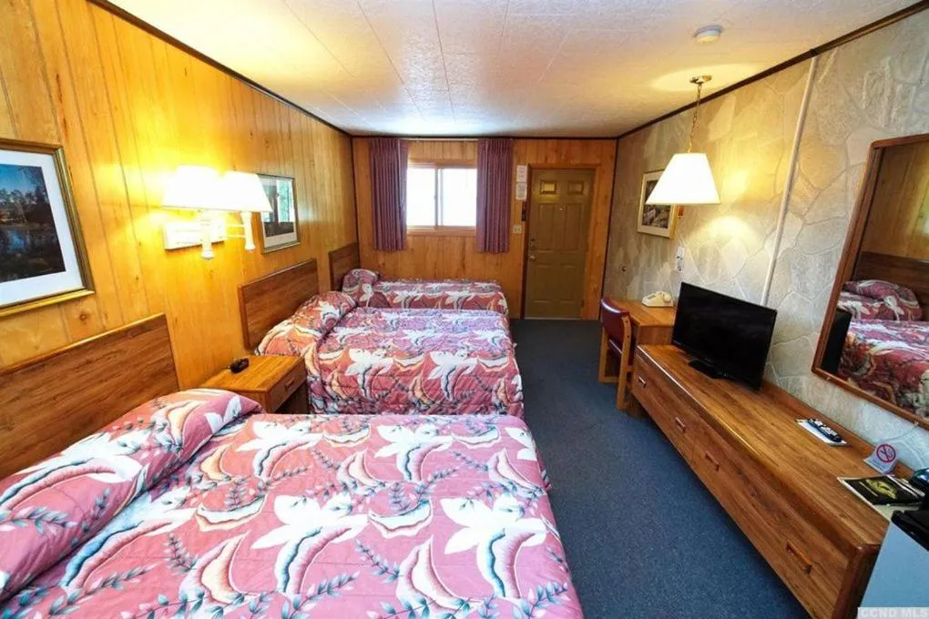 Photo of the whole room, Bed in Red Ranch Inn