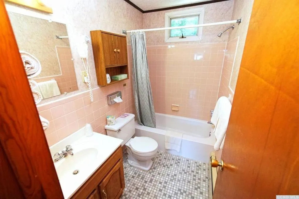 Bathroom in Red Ranch Inn