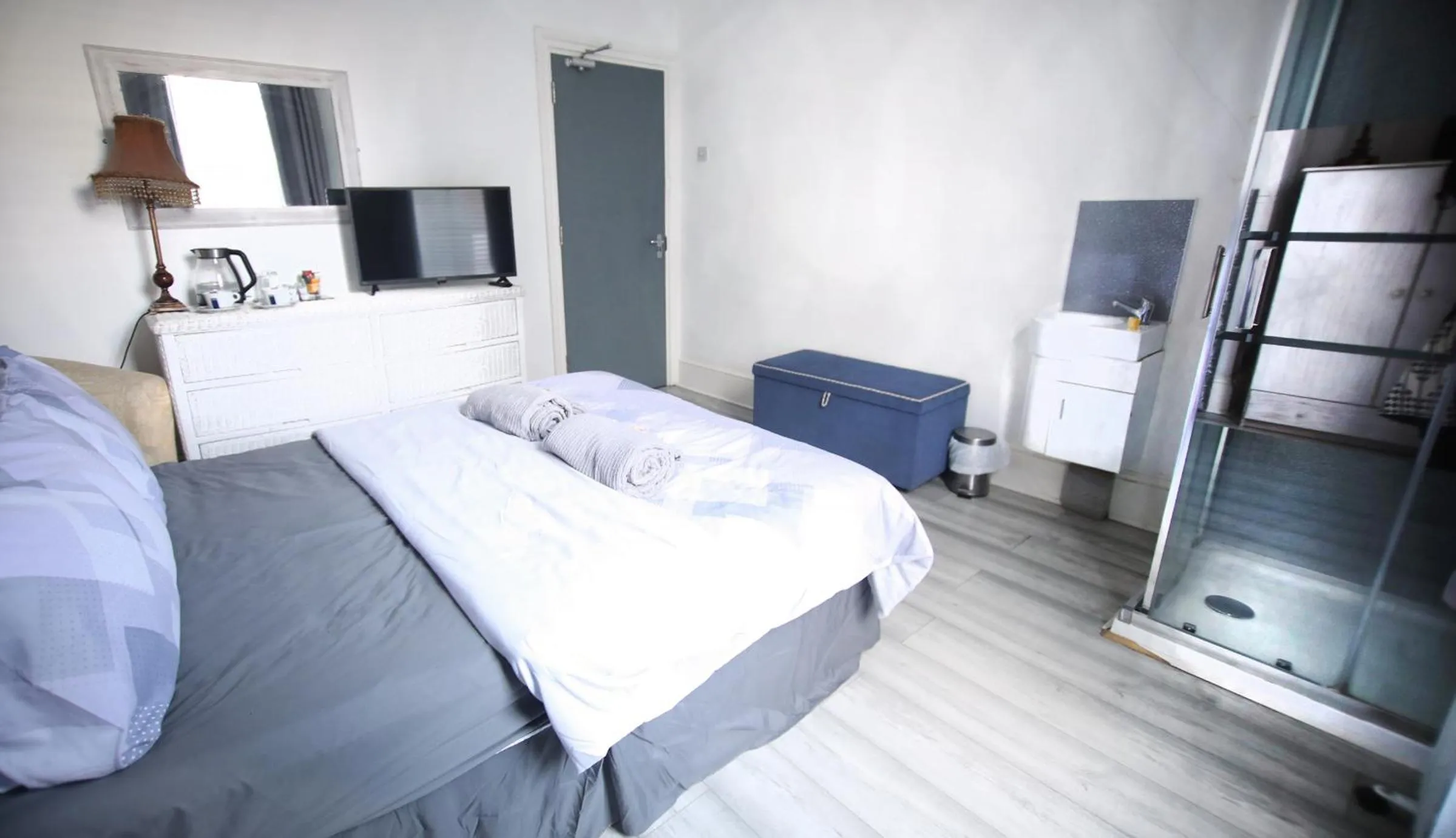 Photo of the whole room, Bed in The Wellington Restaurant and Bar