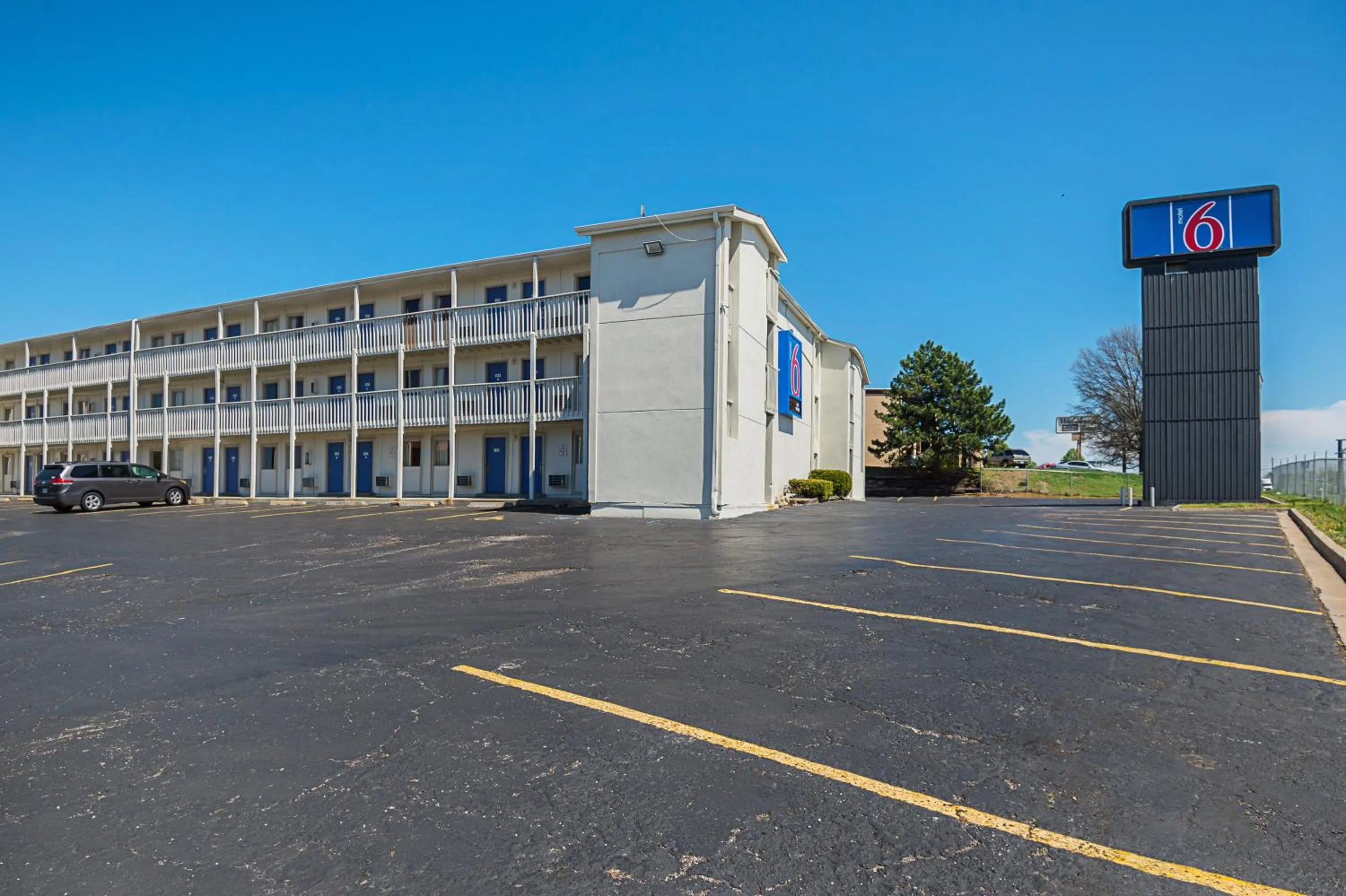 Facade/entrance in Motel 6-Blue Springs, MO