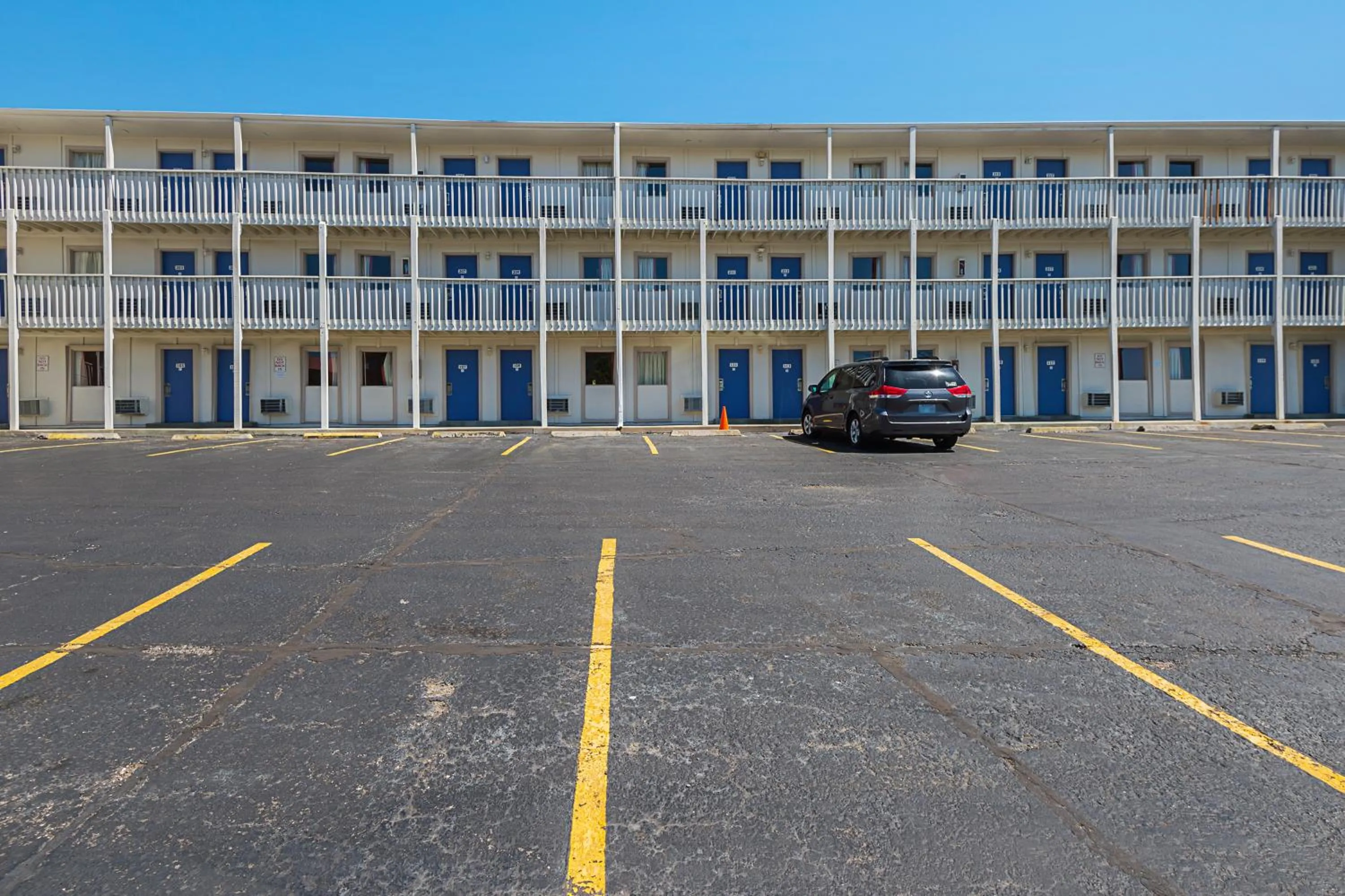 Facade/entrance in Motel 6-Blue Springs, MO