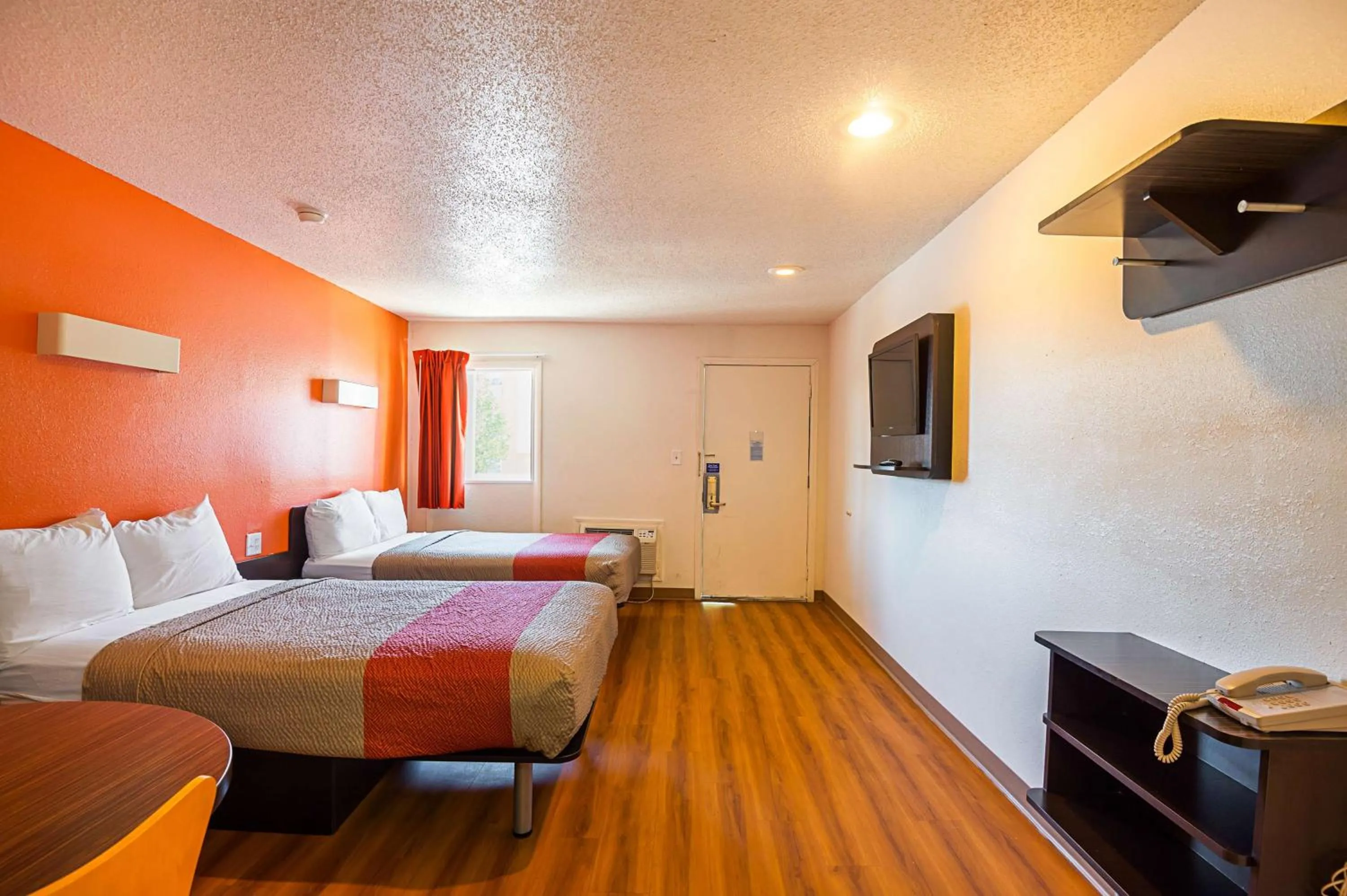 Photo of the whole room in Motel 6-Blue Springs, MO
