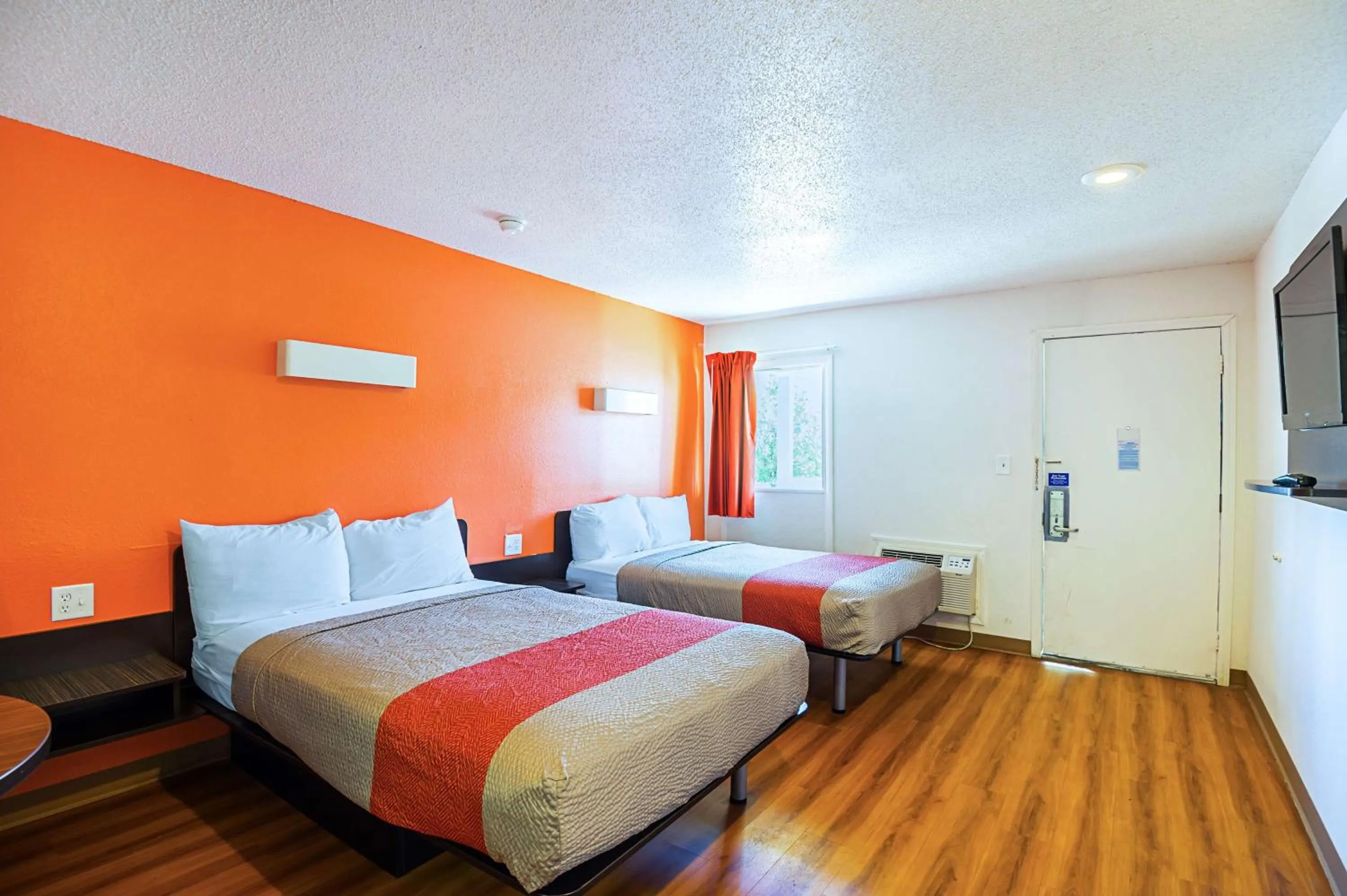 Photo of the whole room in Motel 6-Blue Springs, MO