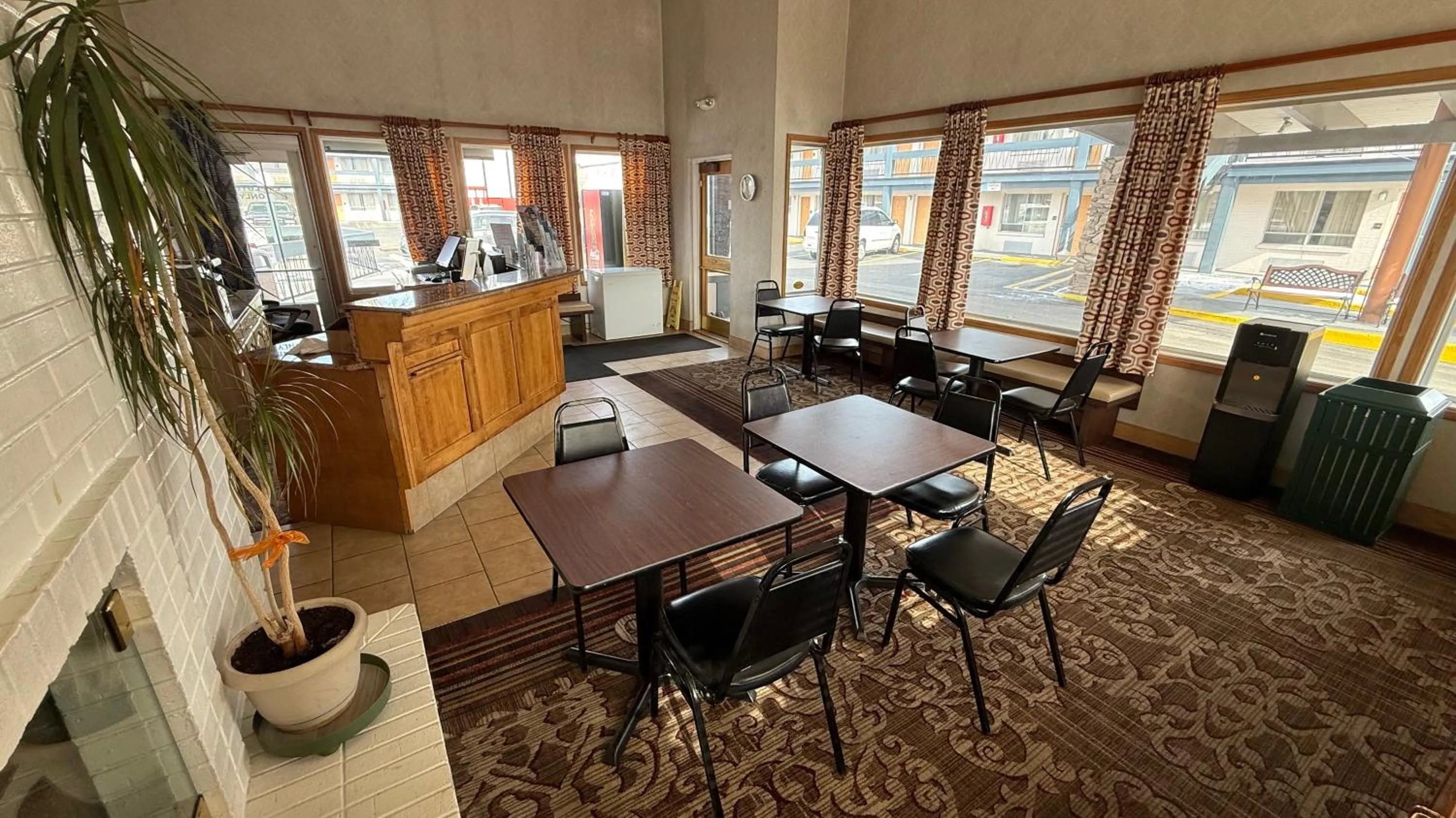 Breakfast in Thunderbird Motel