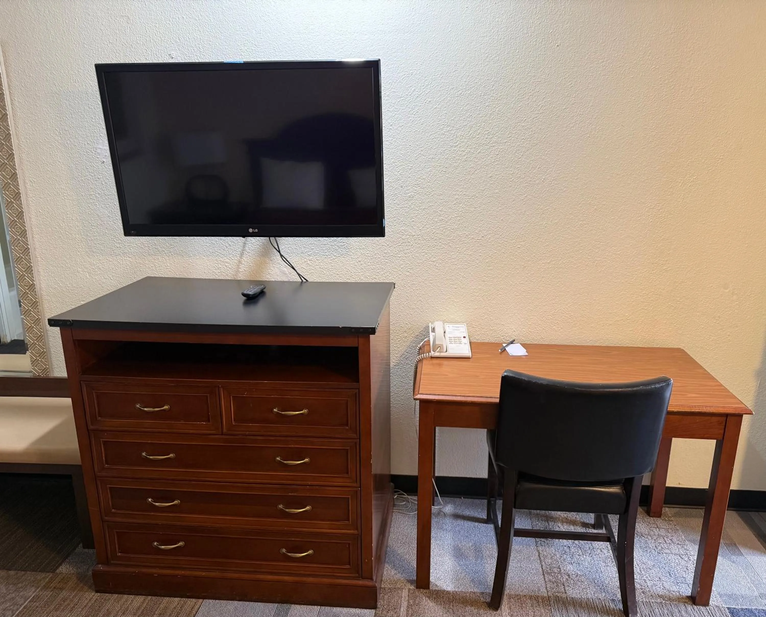 TV and multimedia in Thunderbird Motel