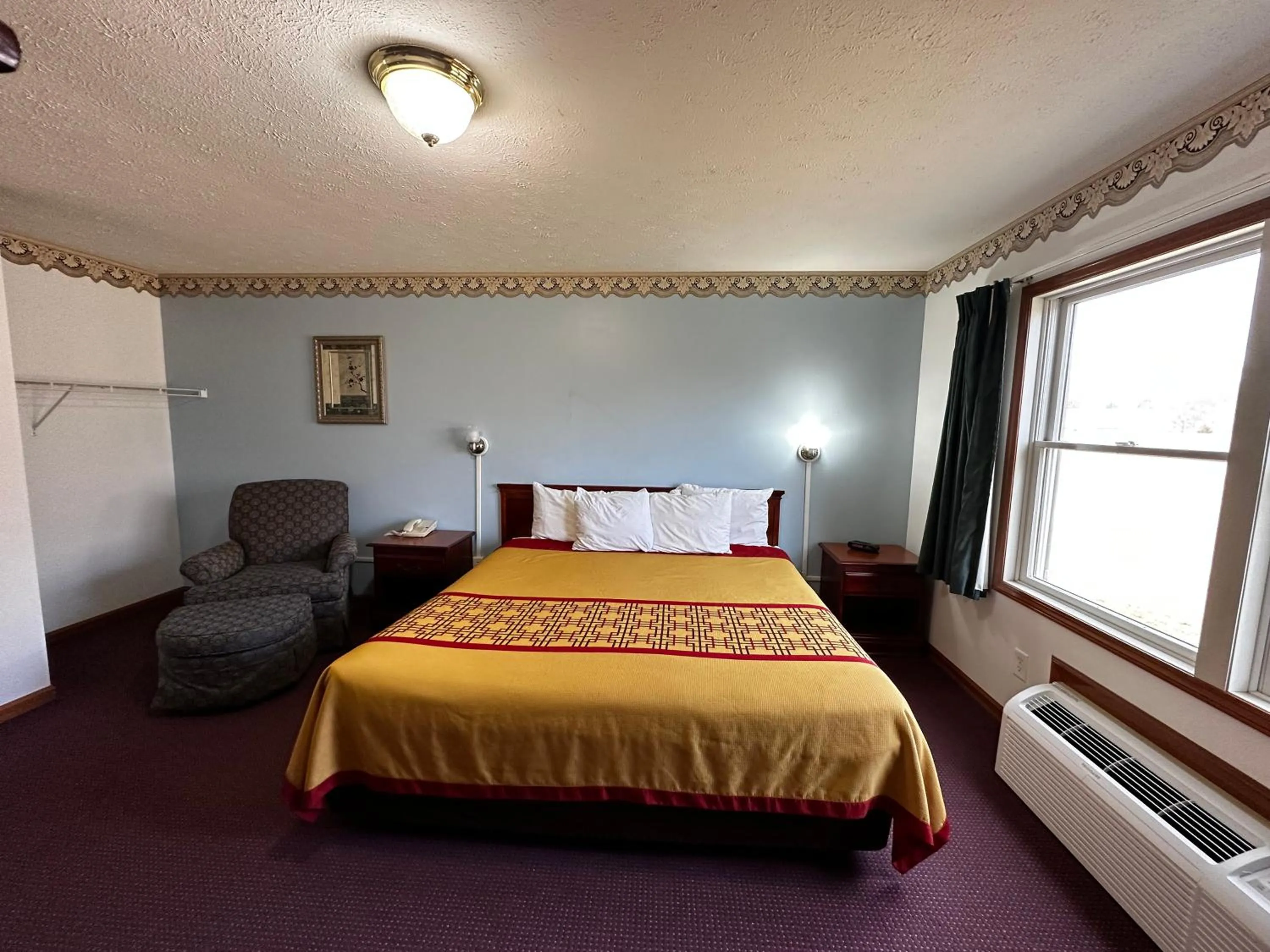 Bedroom, Bed in Attica Inn