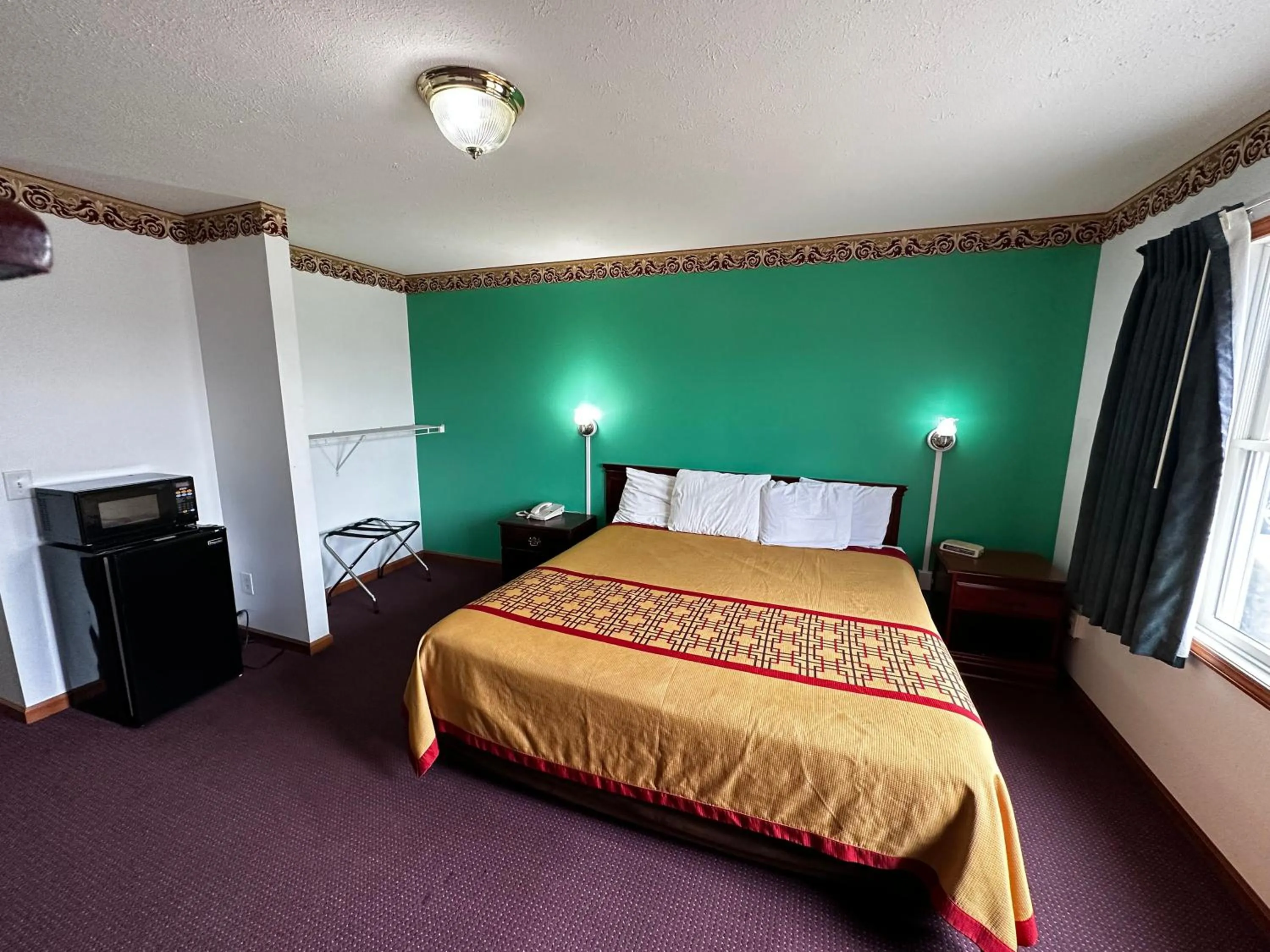 Bedroom, Bed in Attica Inn