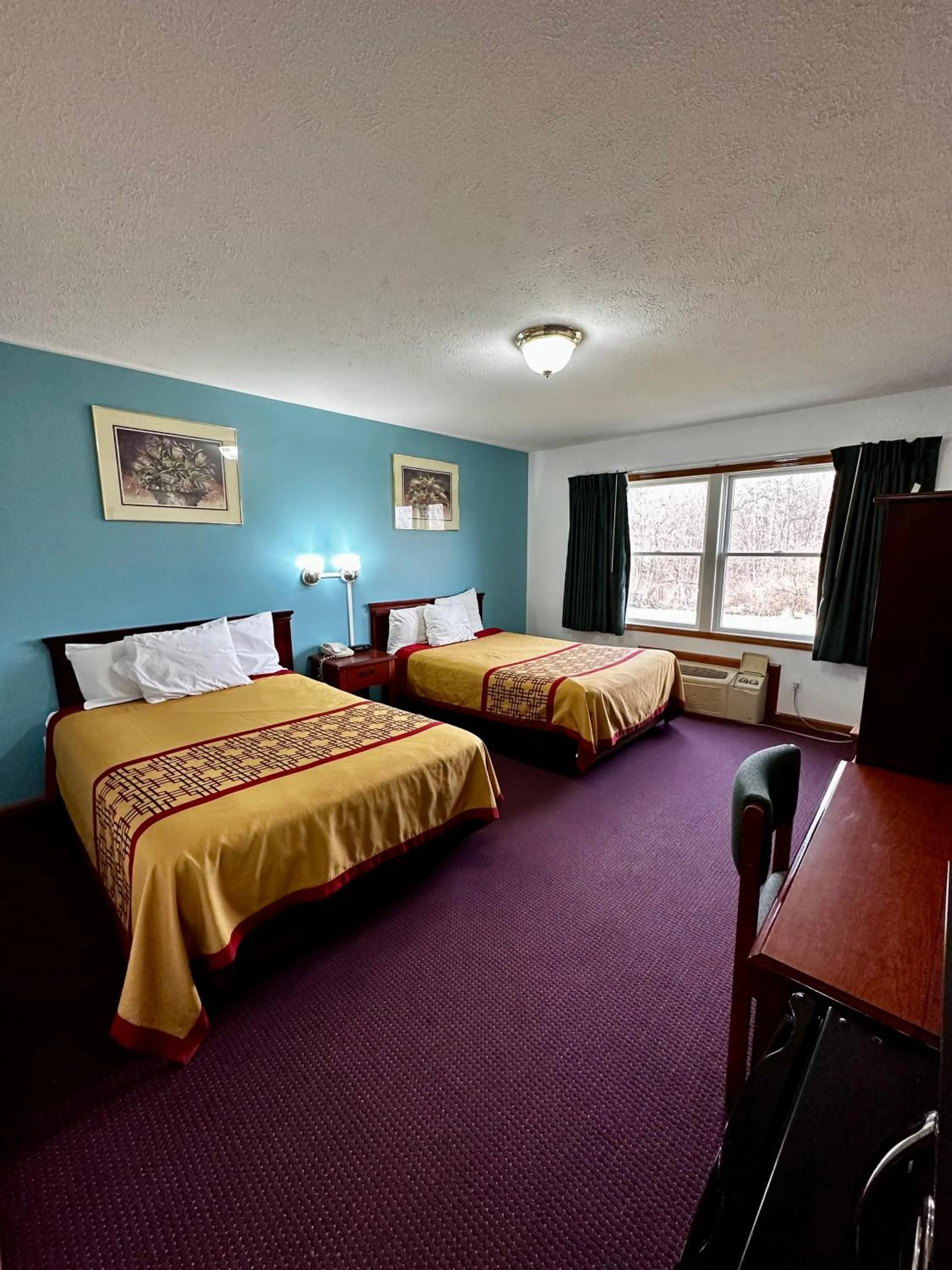 Bedroom, Bed in Attica Inn