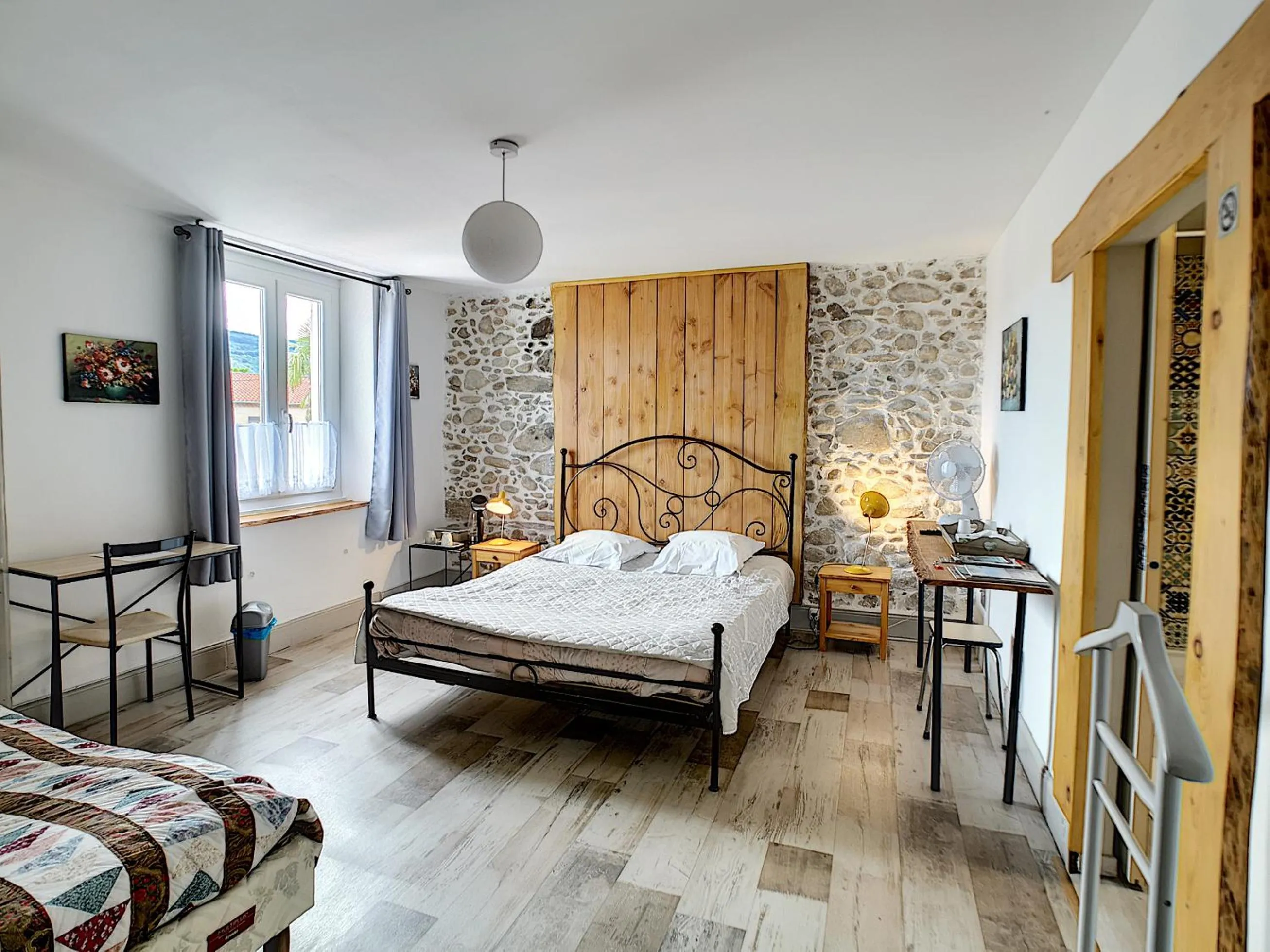 Photo of the whole room, Bed in Maison de ville au pied de la Montagne Noire