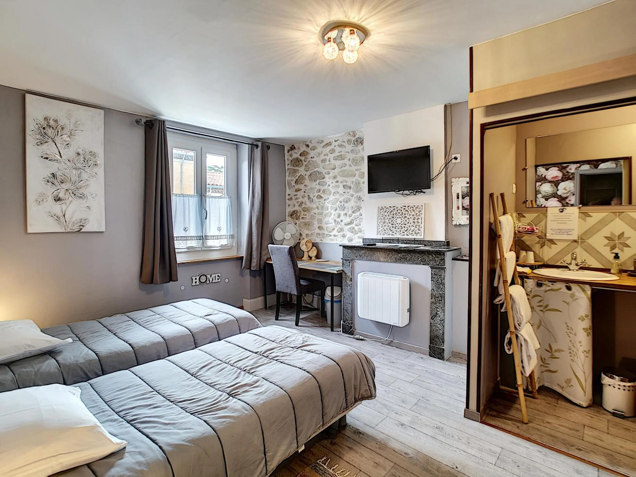 Photo of the whole room, Bed in Maison de ville au pied de la Montagne Noire