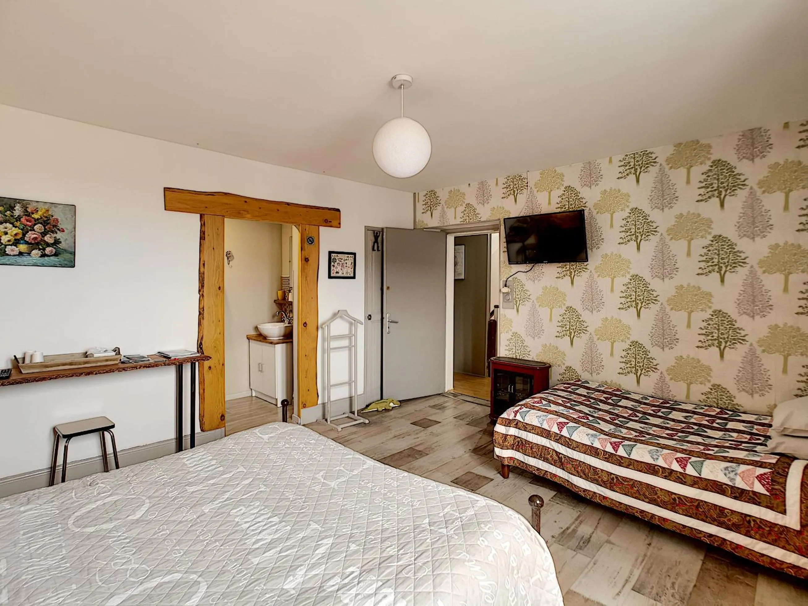 Photo of the whole room, Bed in Maison de ville au pied de la Montagne Noire