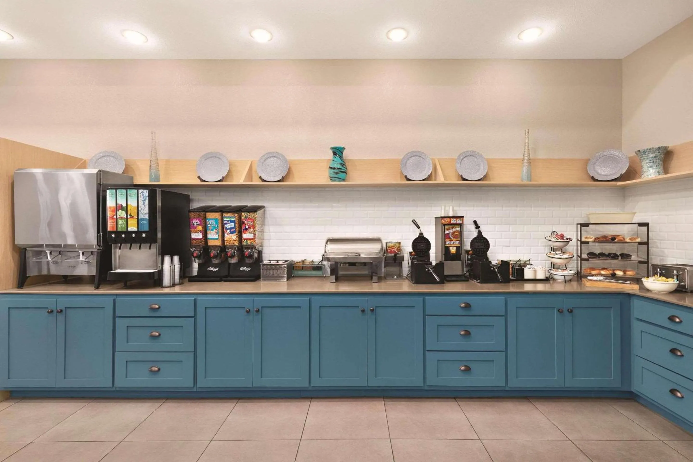 Breakfast in Country Inn & Suites by Radisson, Homewood, AL