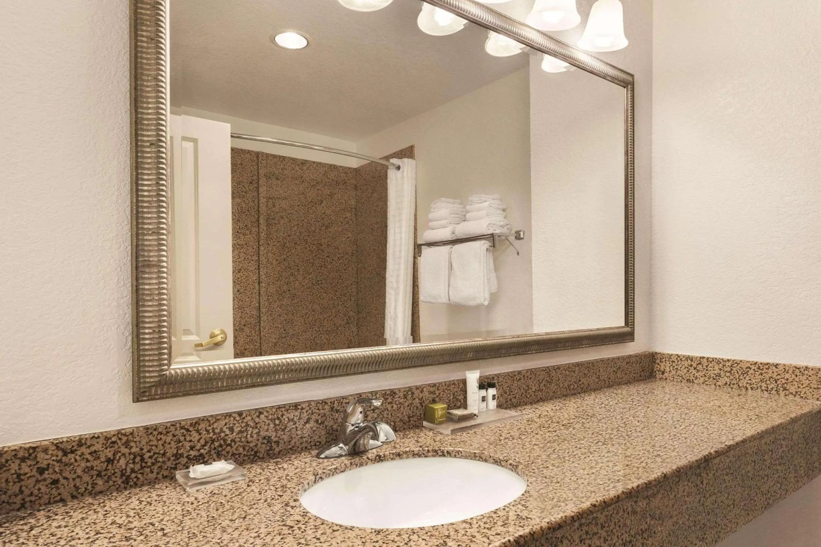 Bedroom in Country Inn & Suites by Radisson, Homewood, AL