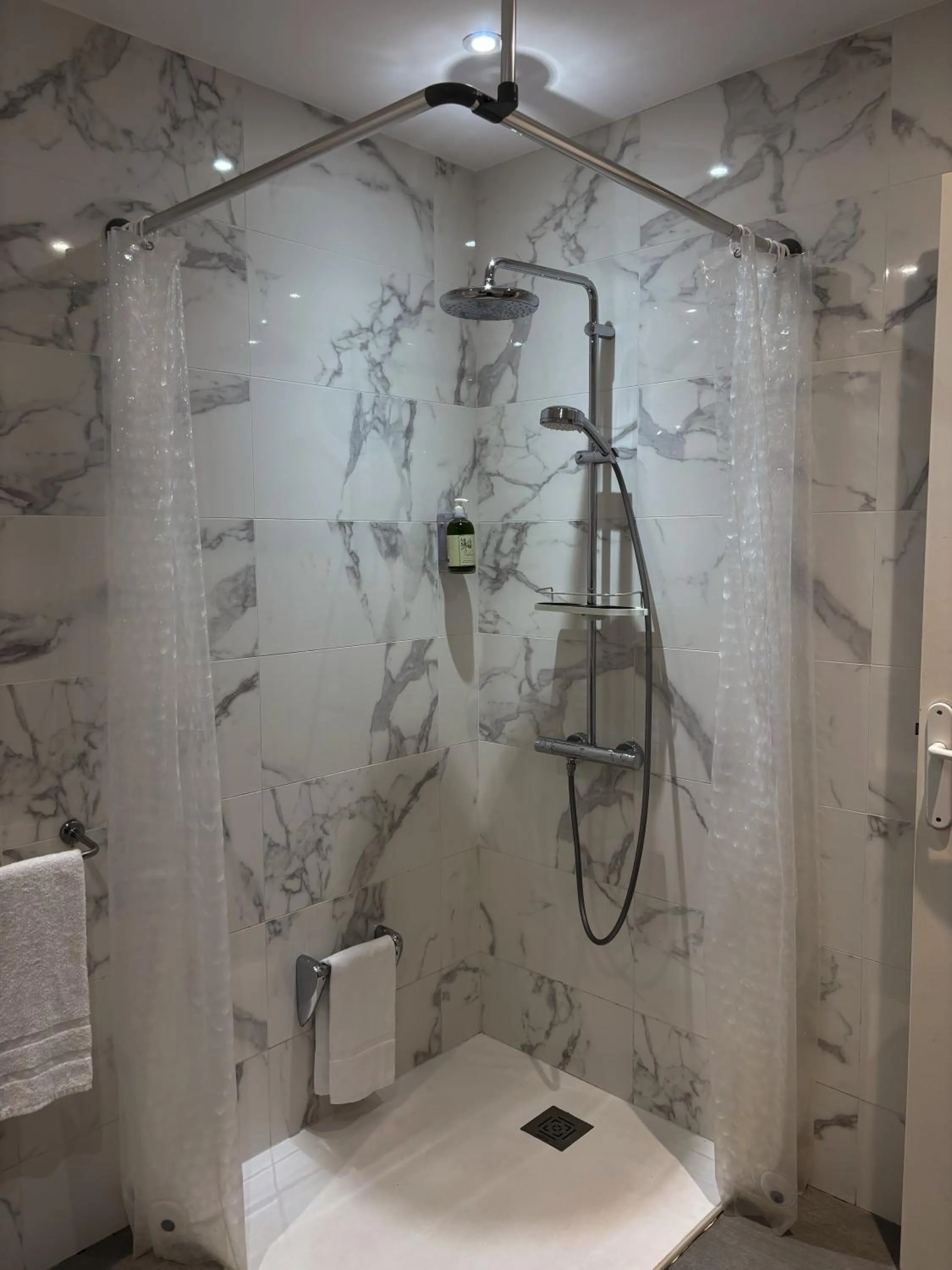 Shower in Les Bastides Saint Paul