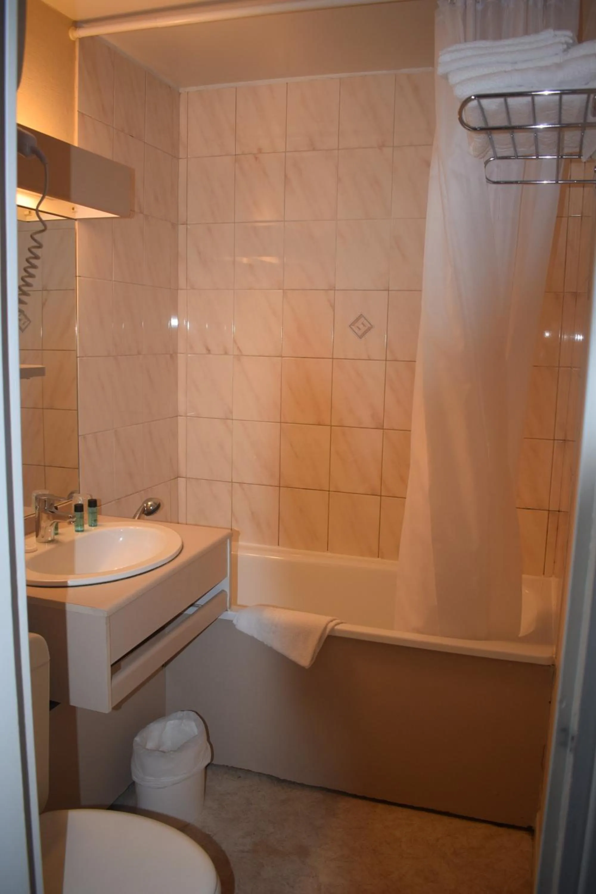 Bathroom in Metropol Hotel