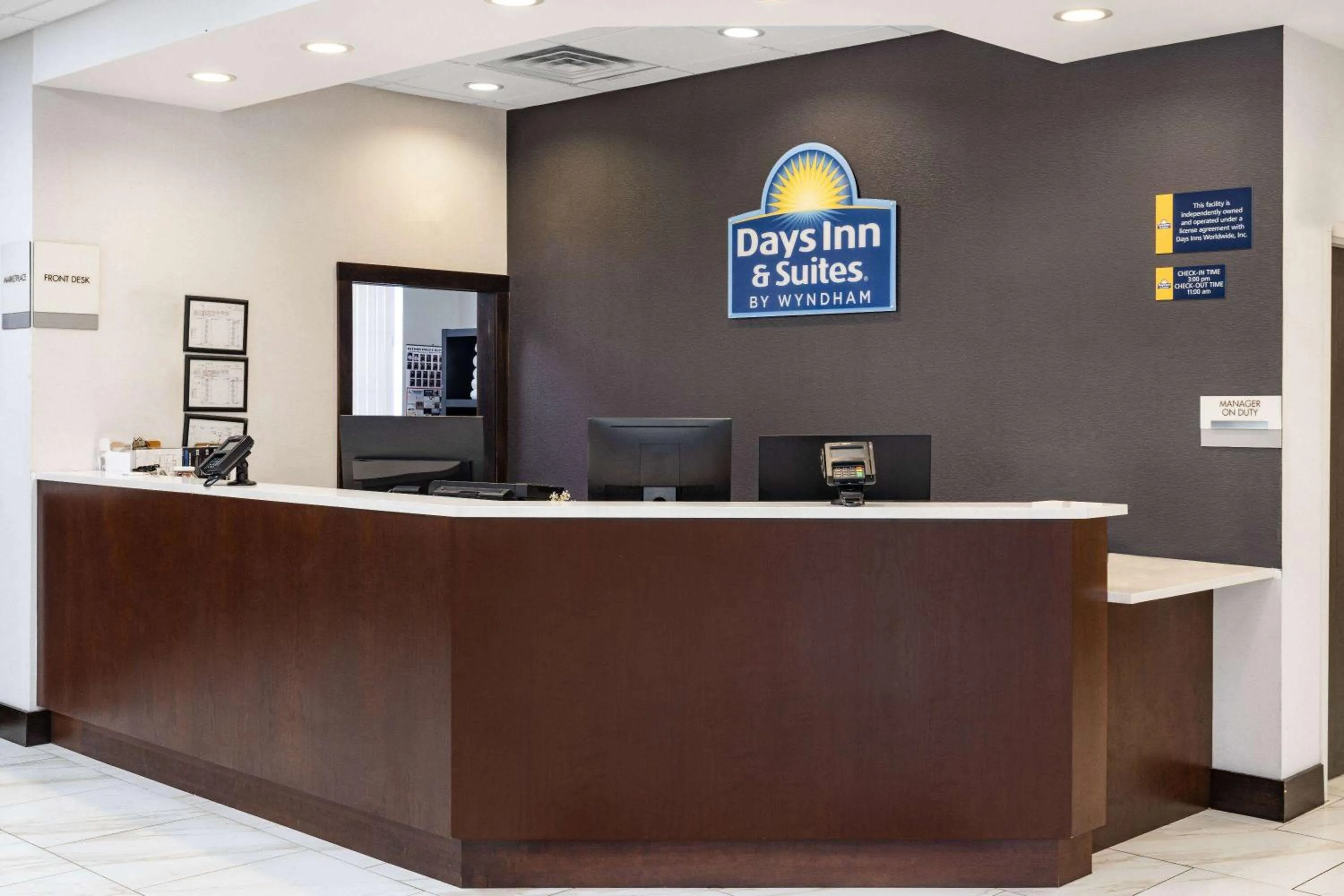 Lobby or reception in Days Inn and Suites by Wyndham Oxford