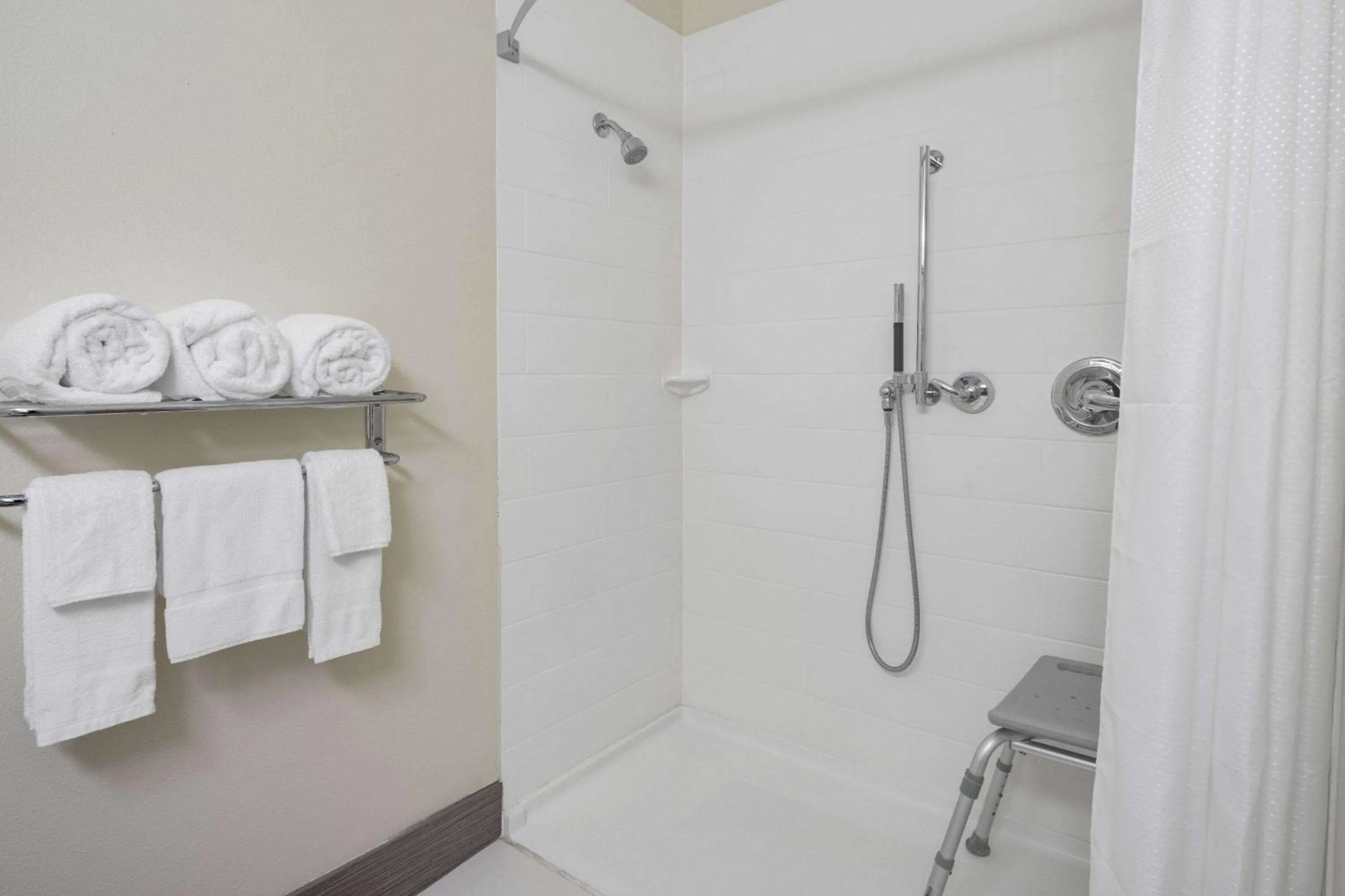 Shower in Days Inn and Suites by Wyndham Oxford