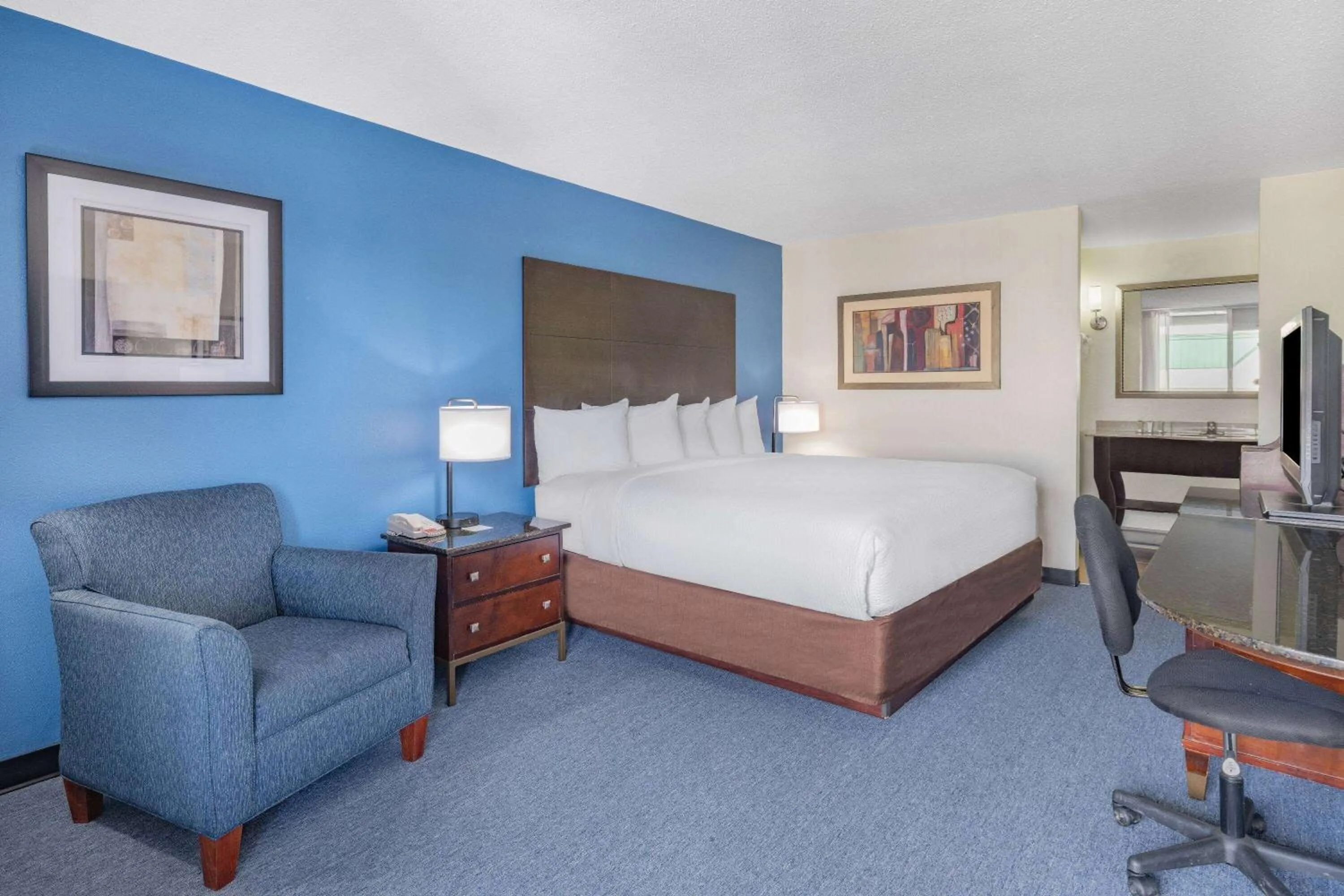 Photo of the whole room, Bed in Days Inn and Suites by Wyndham Oxford