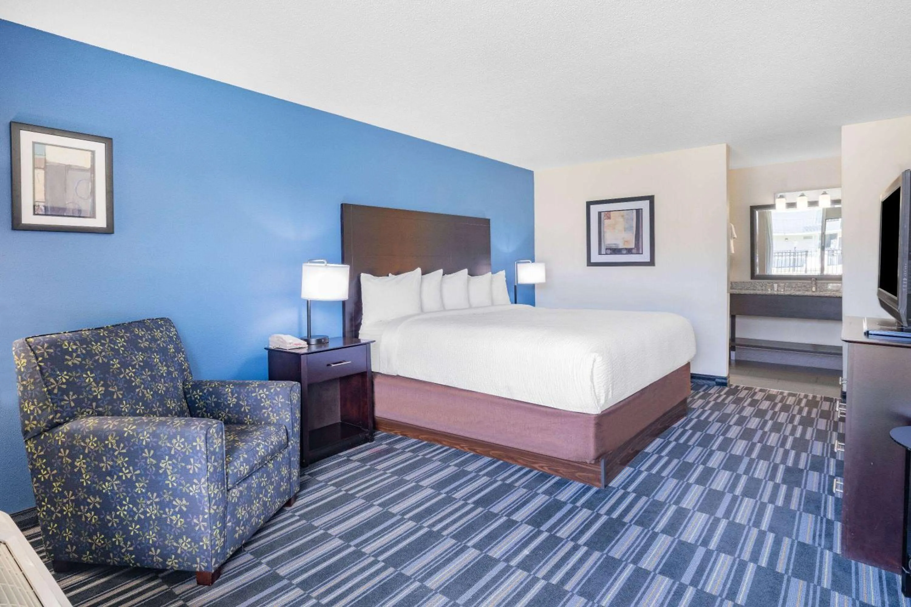 Bed in Days Inn and Suites by Wyndham Oxford