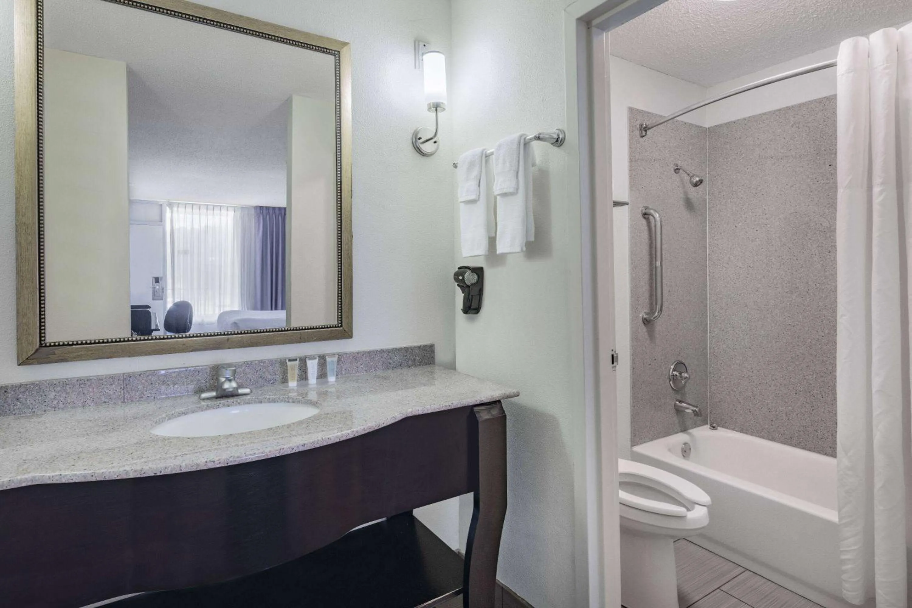 TV and multimedia in Days Inn and Suites by Wyndham Oxford