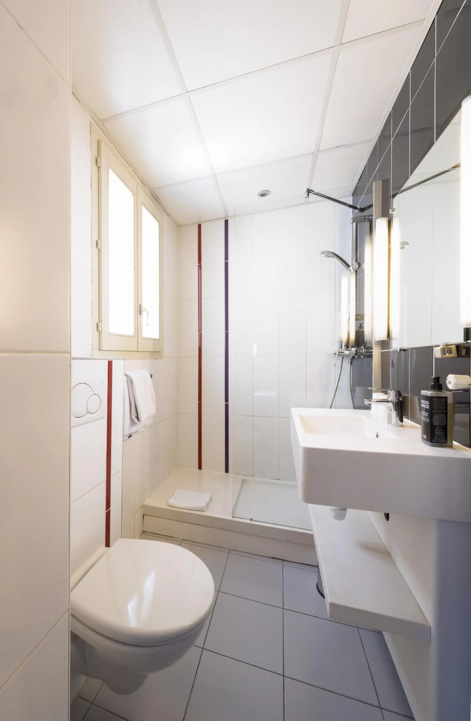 Shower in Accueil Hôtel Paris Pigalle Montmartre