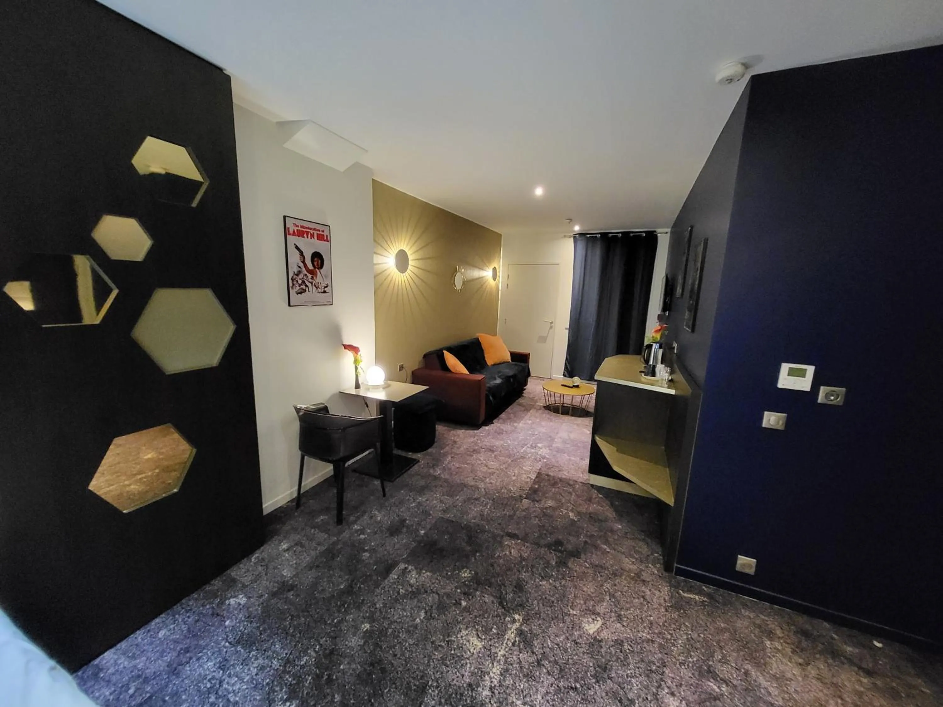 Photo of the whole room in Accueil Hôtel Paris Pigalle Montmartre