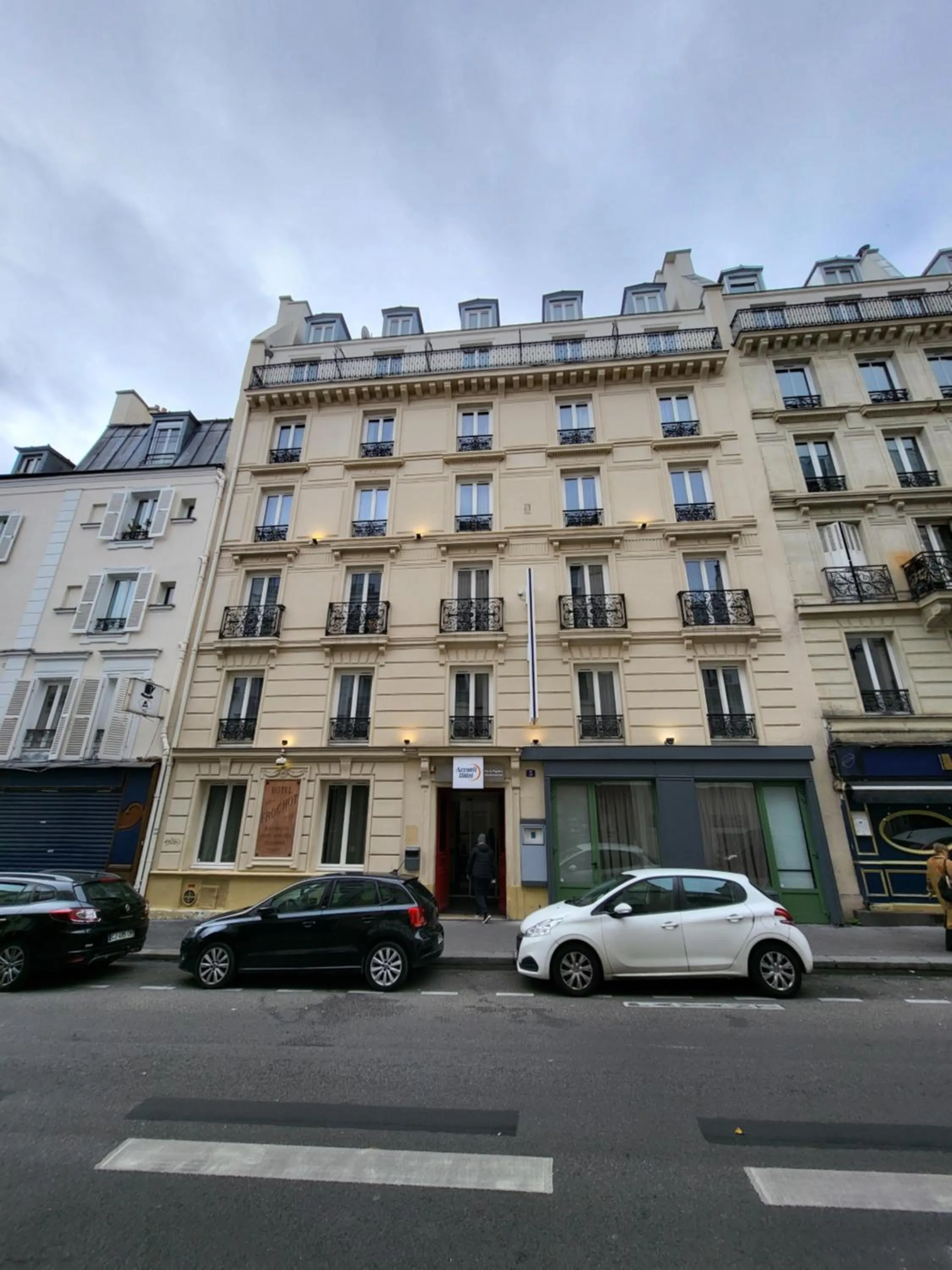 Property building in Accueil Hôtel Paris Pigalle Montmartre